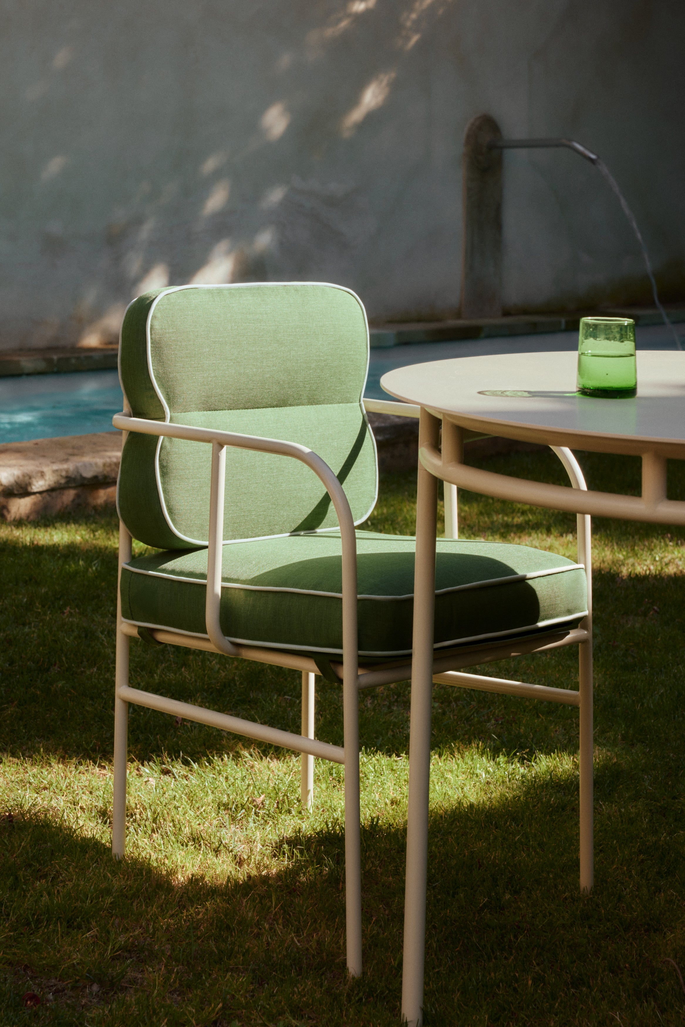 Vue de détail chaise de jardin Maddalena métal beige, coussin vert bicolore et liseret blanc - NV GALLERY