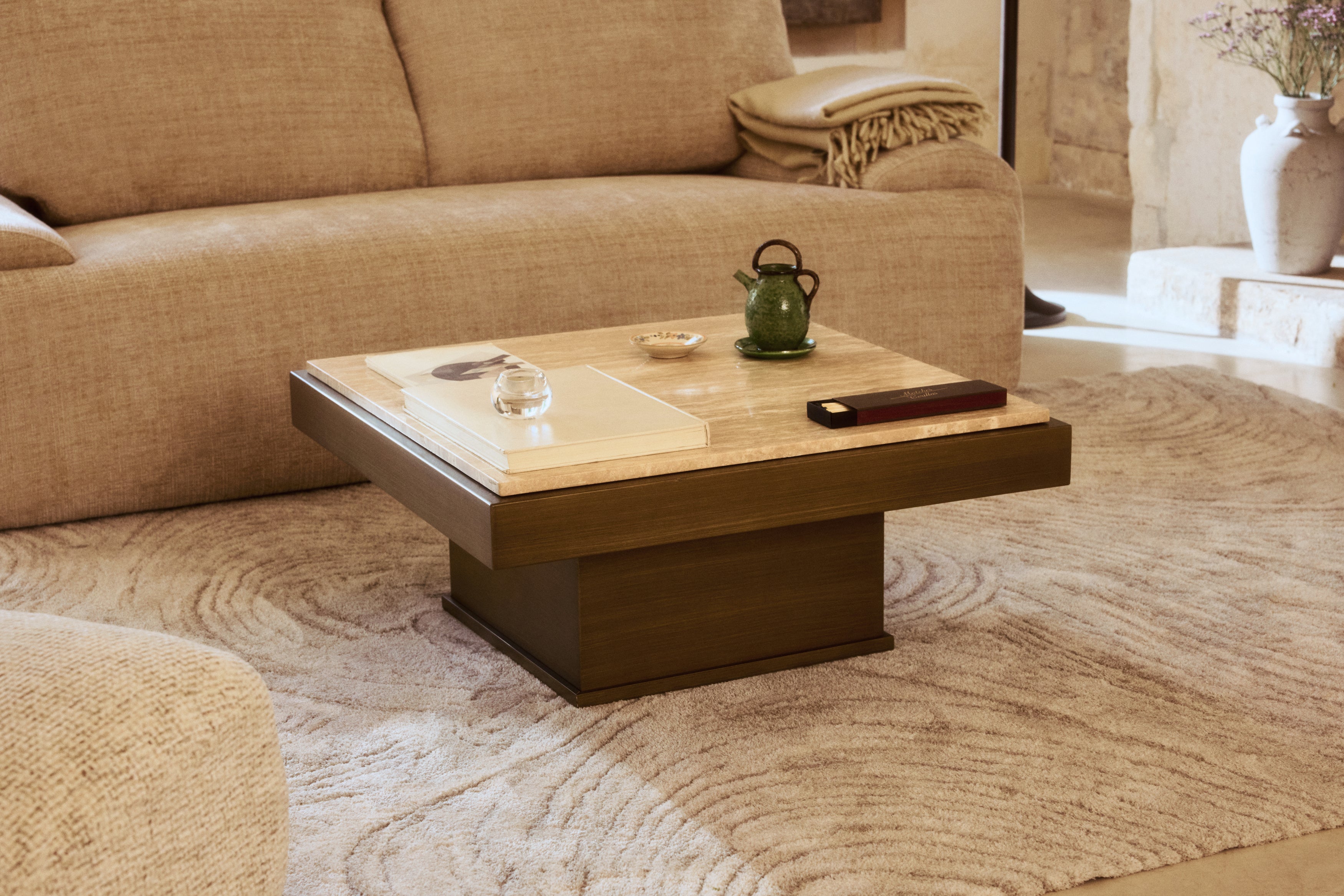 table basse Oron - plateau travertin et structure bois teinté - vue de face