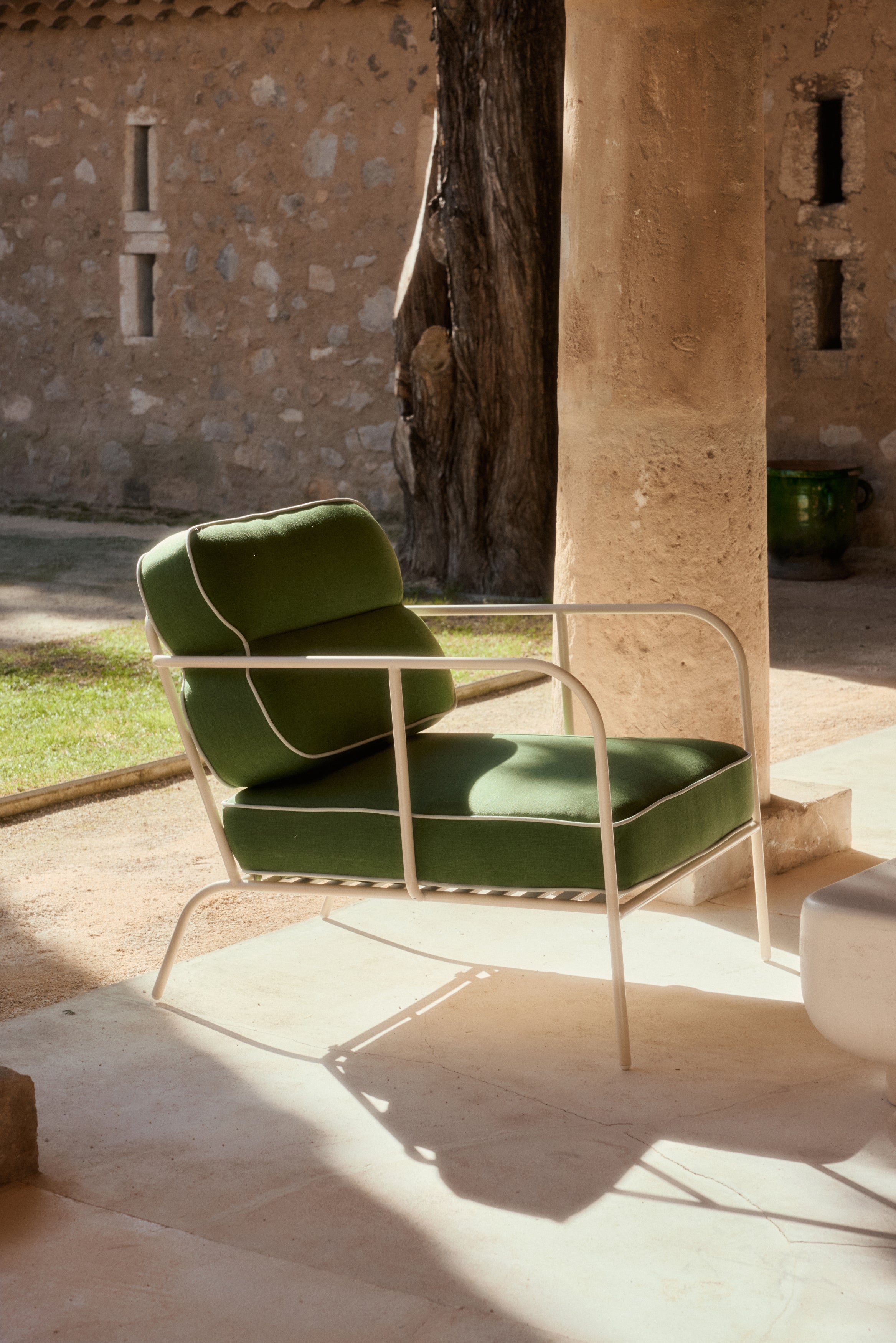Vue de profil fauteuil de jardin Maddalena métal beige, coussins verts liseret blanc - NV GALLERY