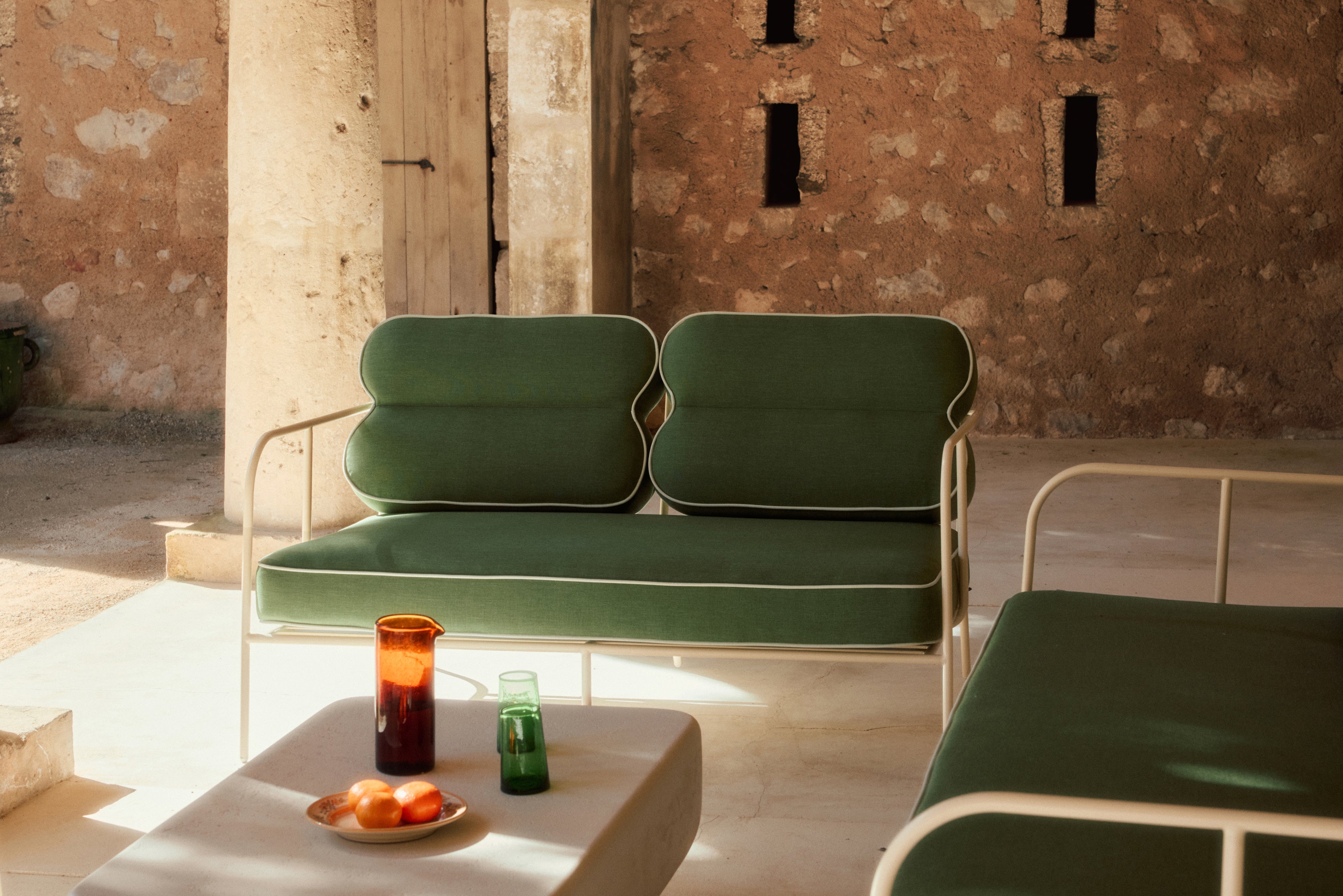 Canapé 2 places Maddalena métal beige et coussins verts - NV GALLERY