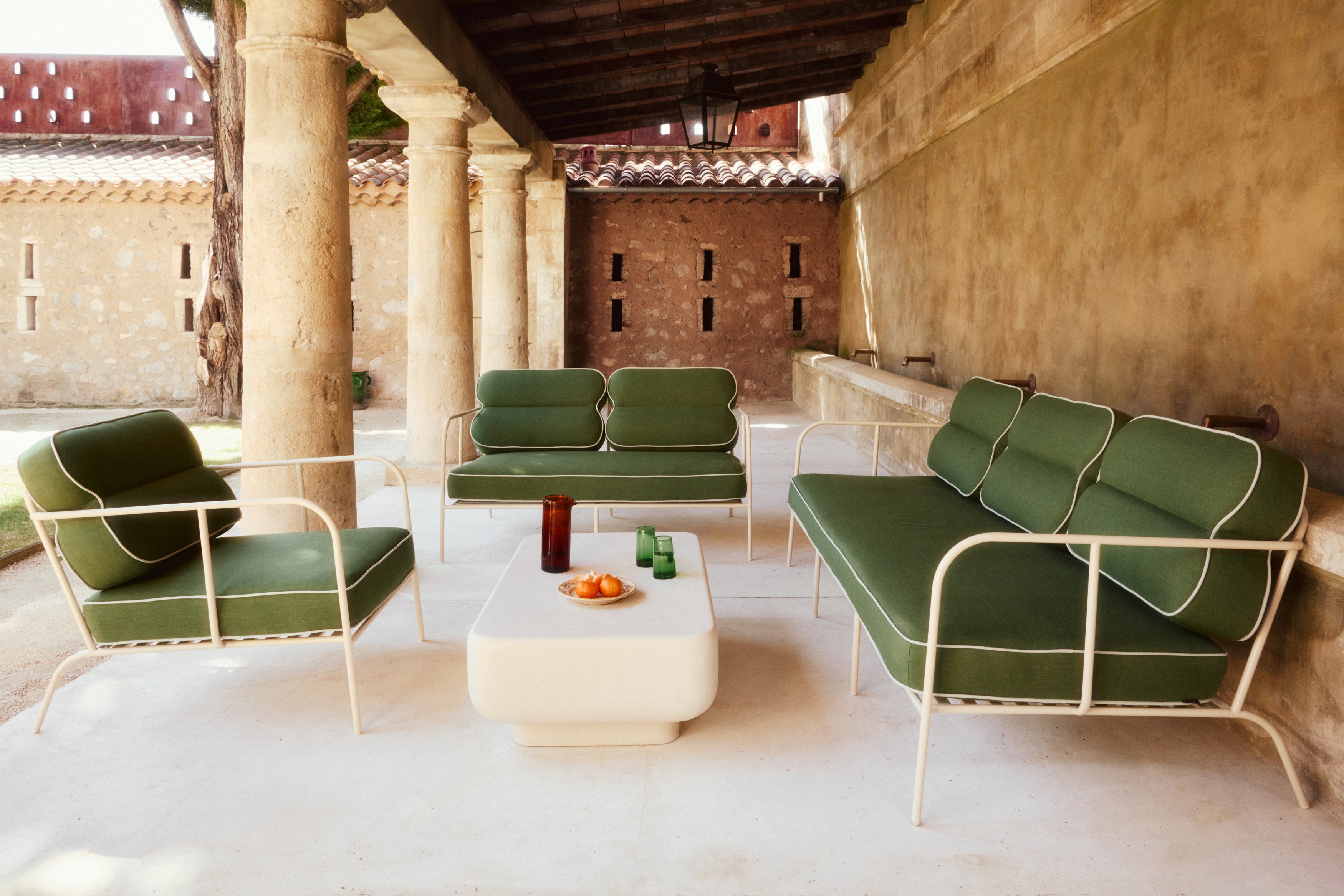 Table basse de jardin Lithos L effet ciment, ambiance terrasse - NV GALLERY