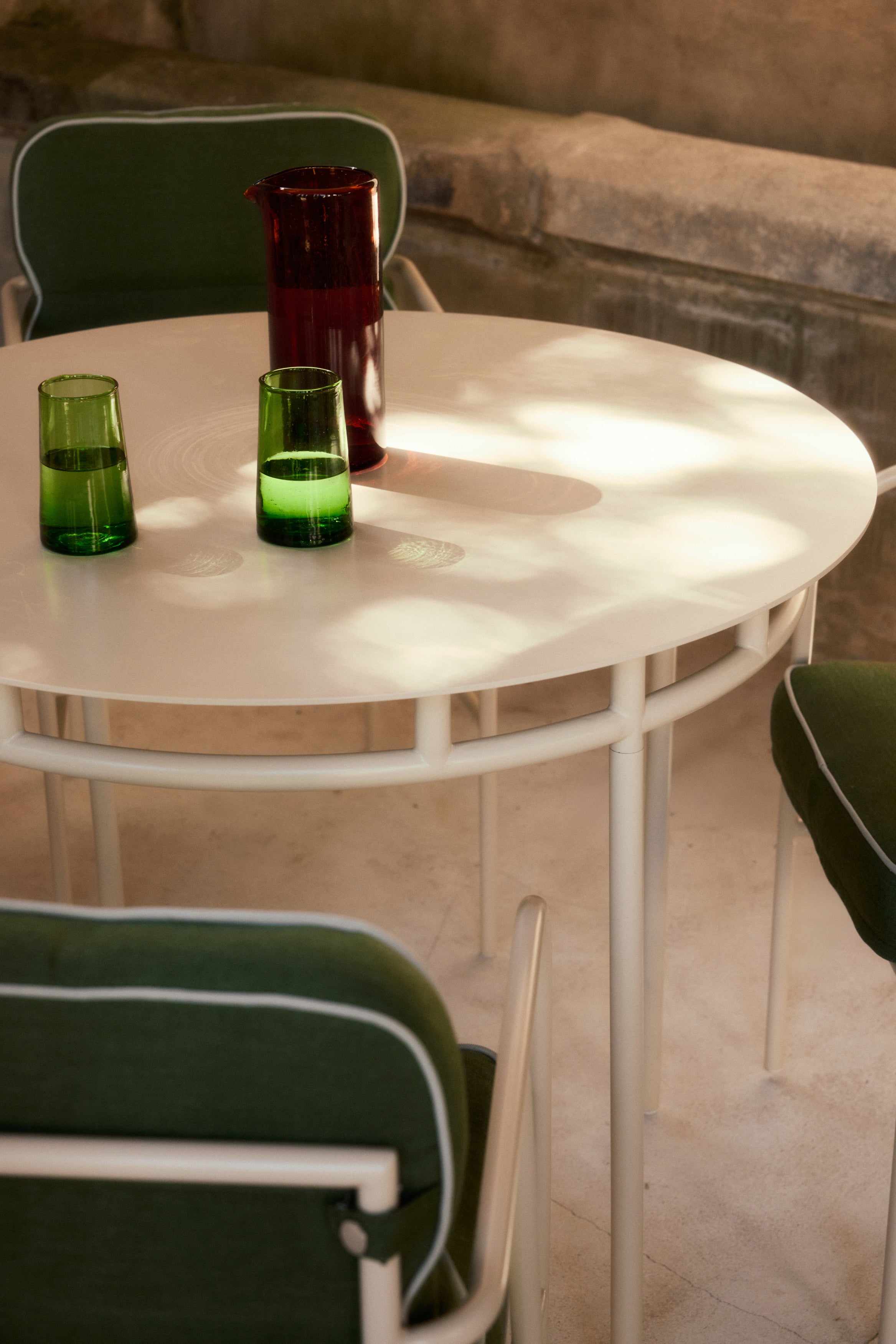 Vue de détail plateau table ronde Maddalena métal beige, structure tubulaire outdoor - NV GALLERY