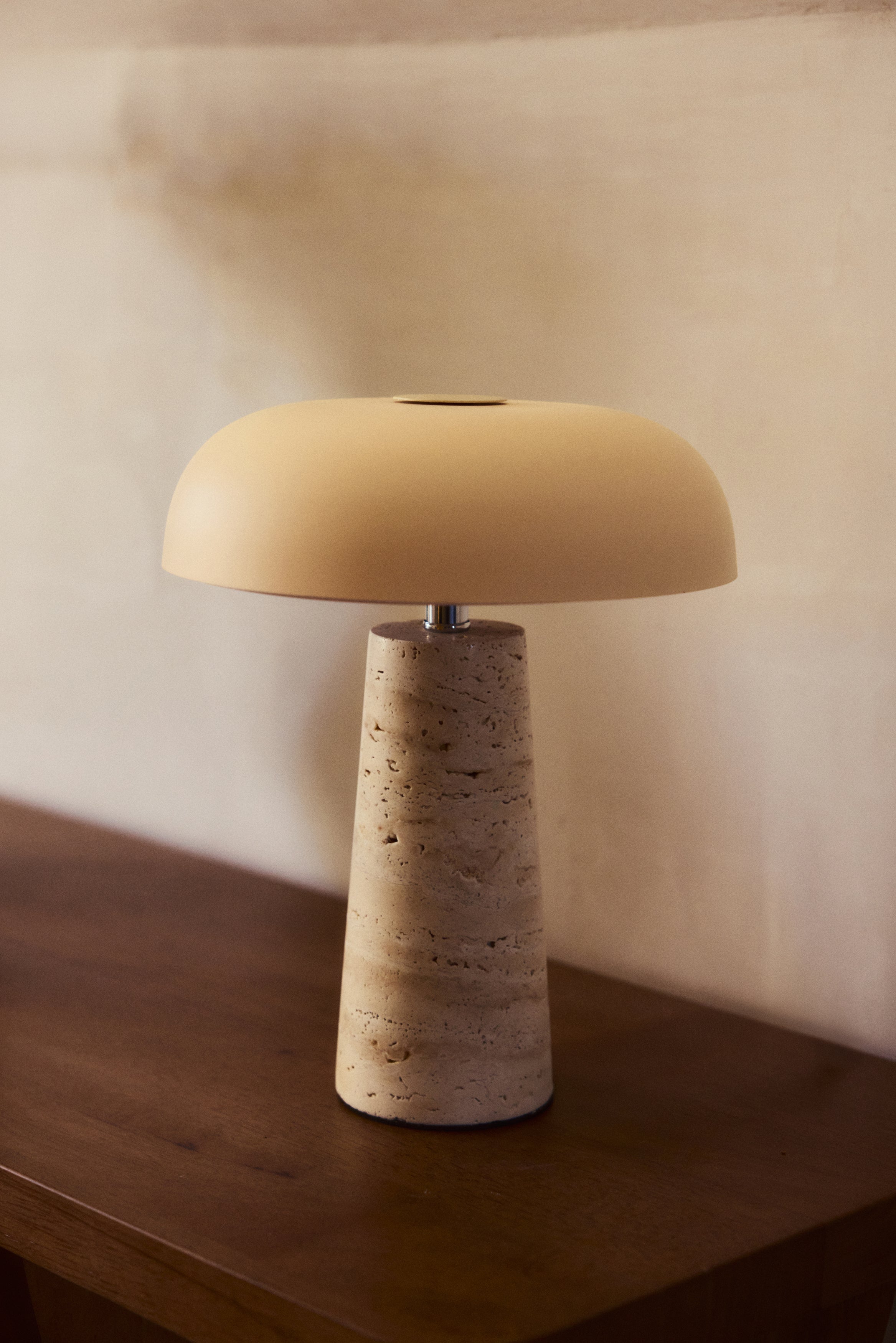 Lampe de table Amanita - travertin et métal beige - mise en situation salon