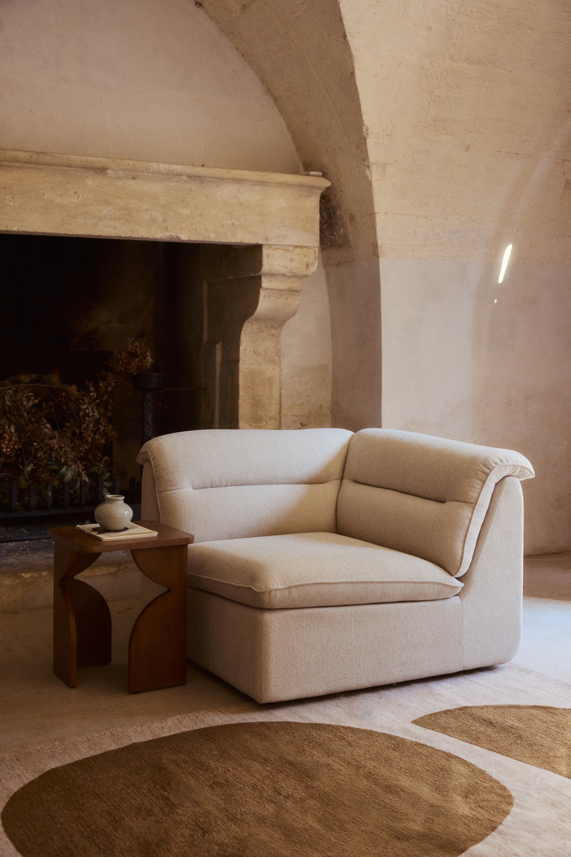 fauteuil d'angle Pulp - bouclette beige sahara - mise en situation salon