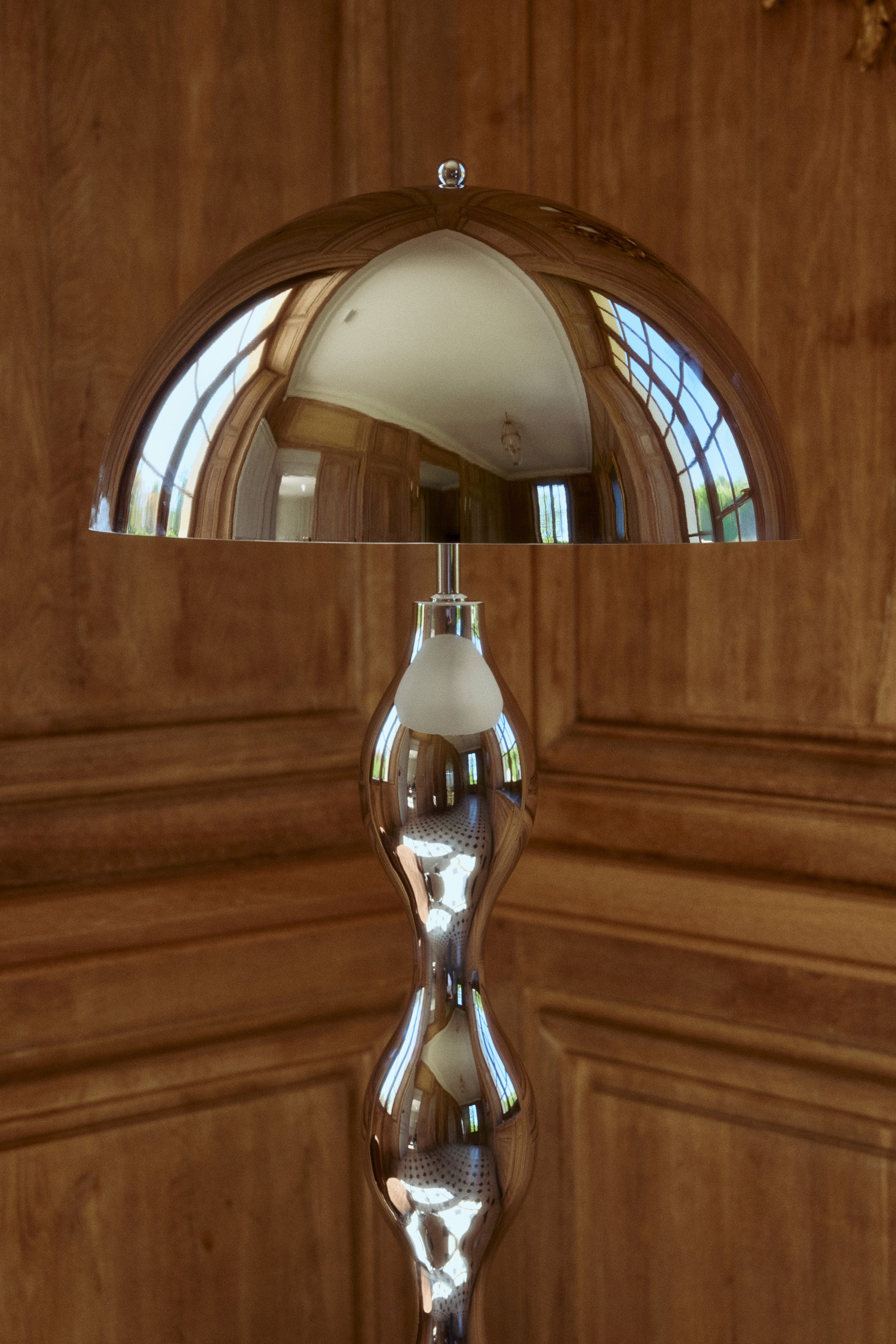 lampadaire Powers - acier chromé poli - détail abat-jour dôme et fût organique reflets château
