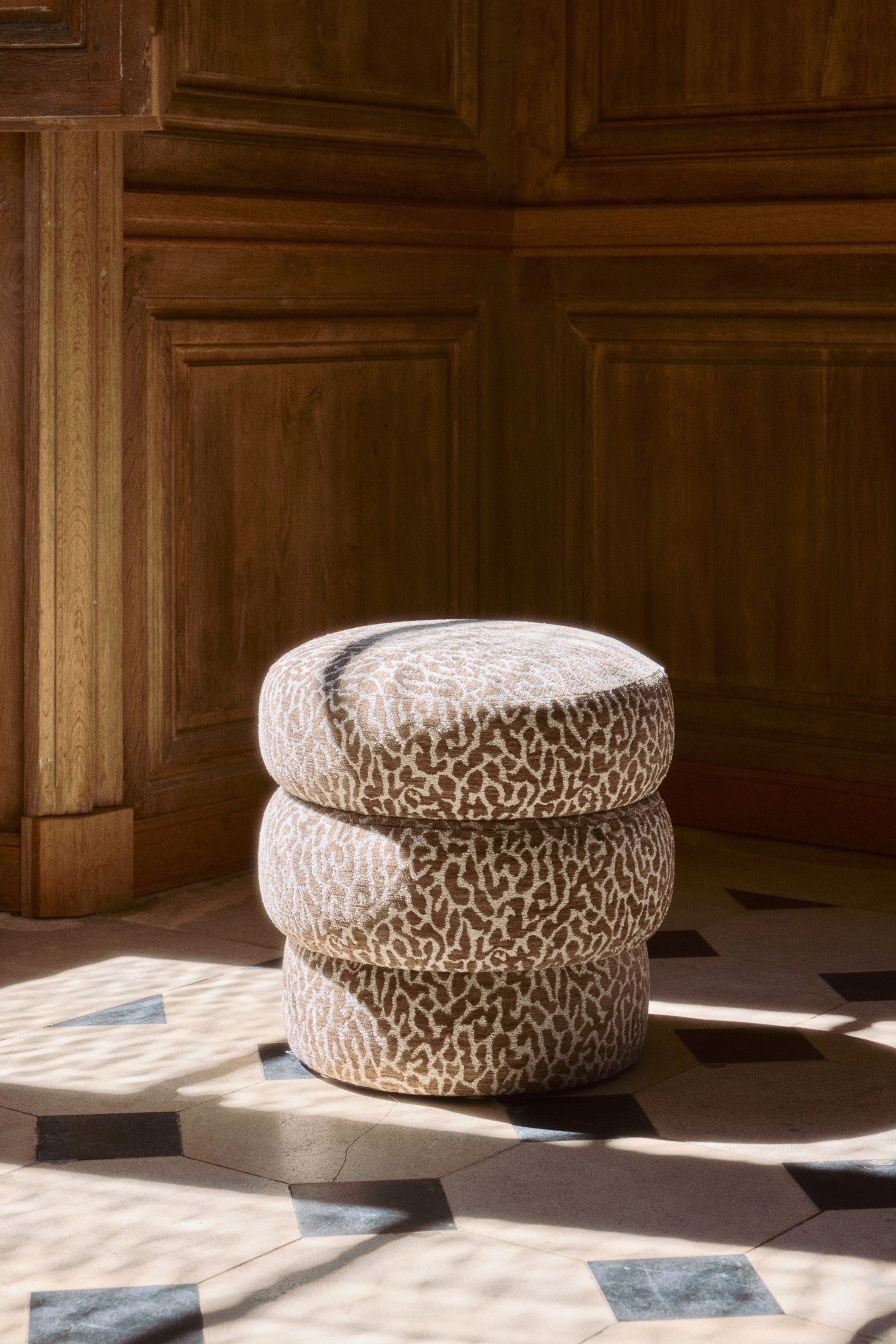 pouf Mdina - jacquard léopard marron et beige - vue de face boiseries sombres