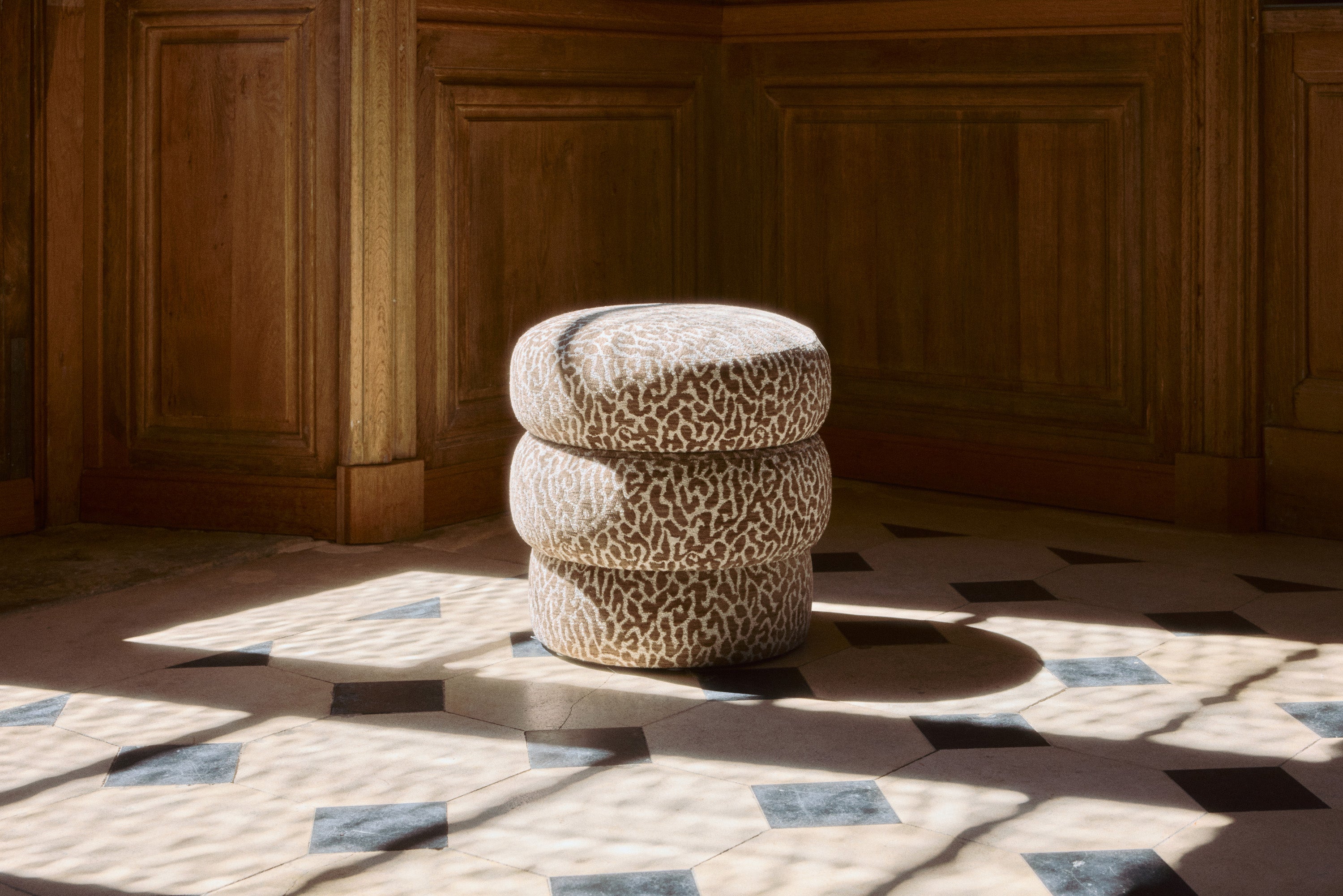 pouf Mdina - jacquard léopard marron et beige - vue d'ensemble carrelage ancien