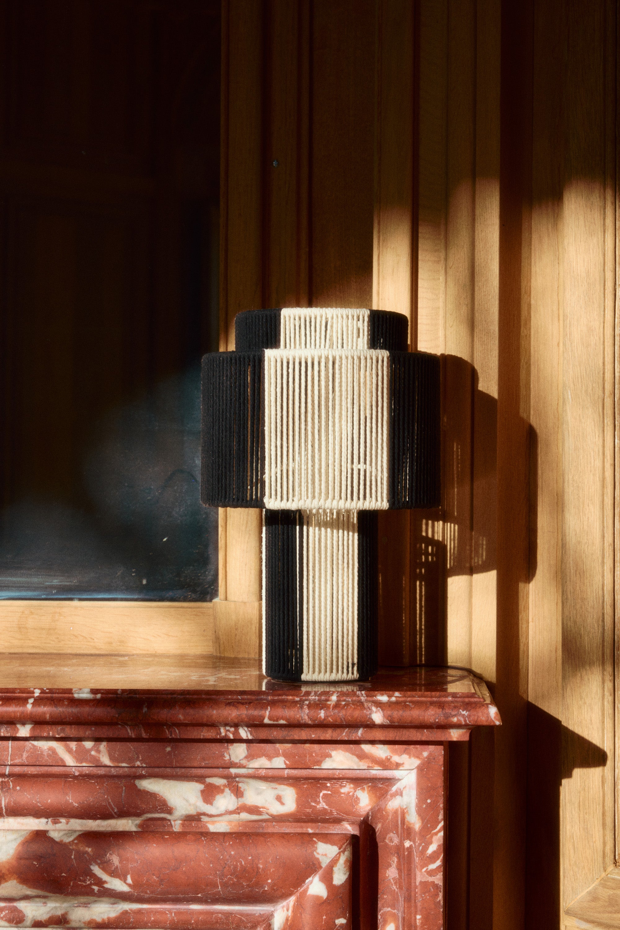 lampe de table Sumba - jute tressé noir et blanc - vue rapprochée détail tressage