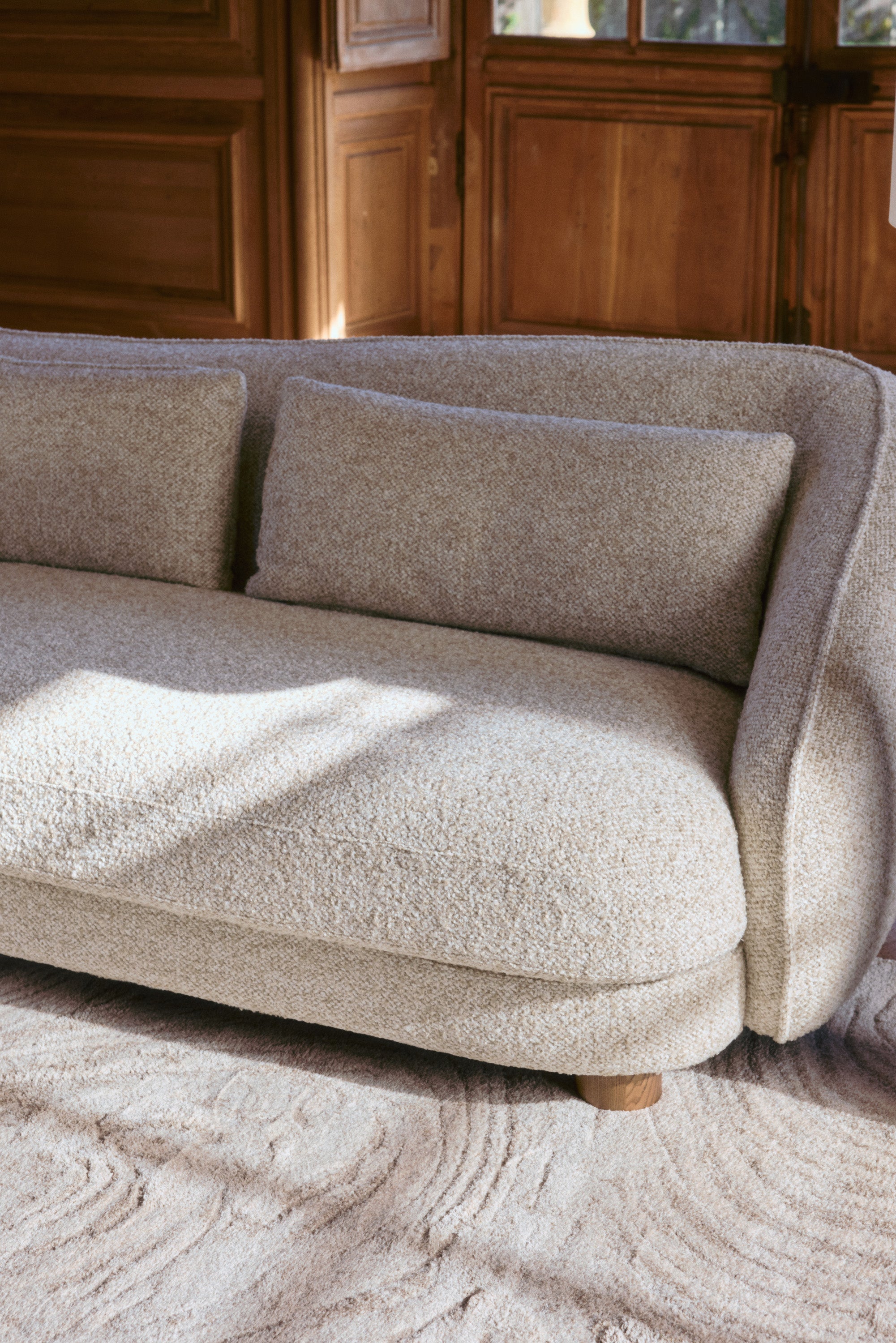 canapé Blake - bouclé beige tiramisu et pieds frêne massif - détail assise et accoudoir