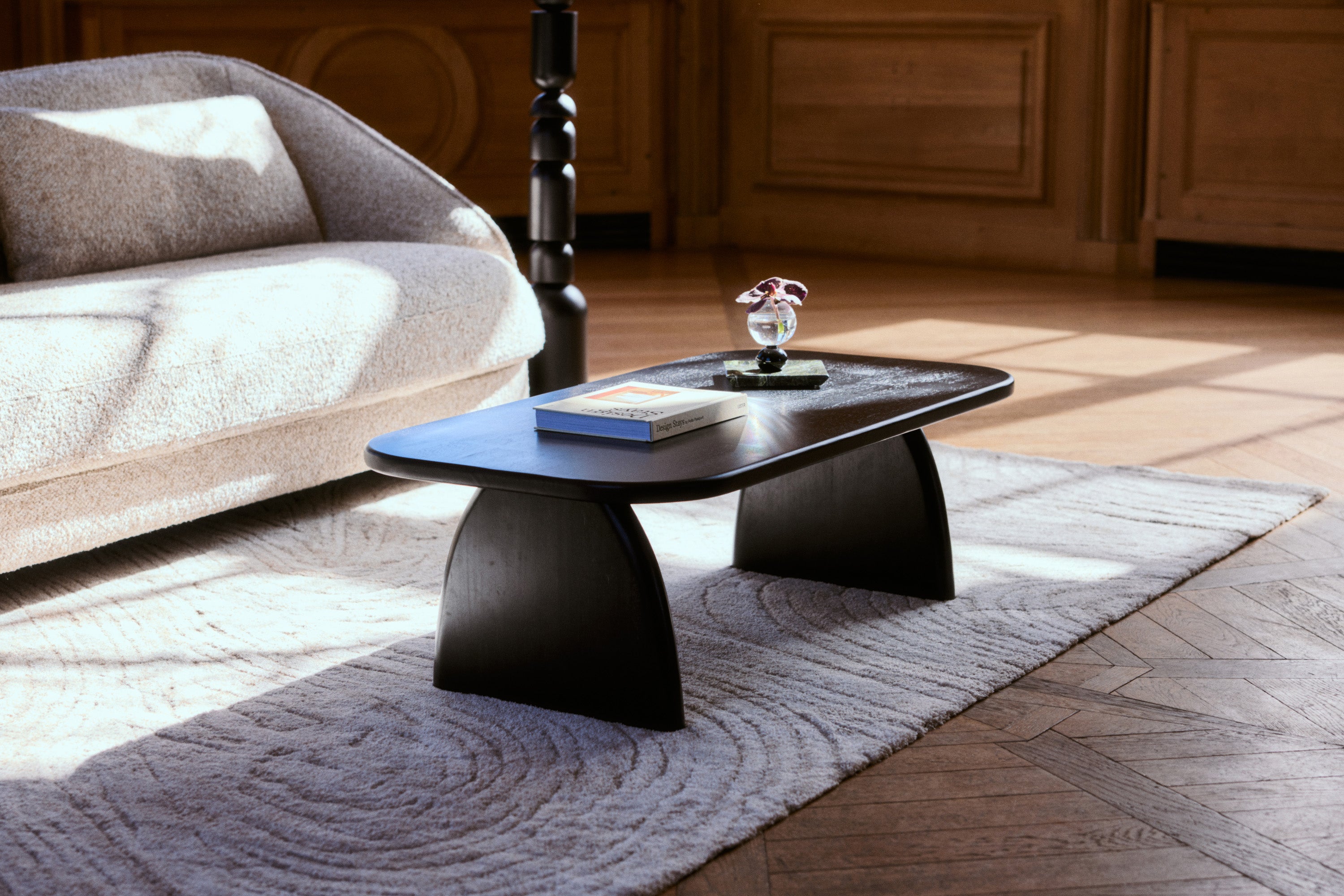 table basse Ellios L - bois d'hévéa massif teinté noir - vue d'ensemble salon avec canapé bouclé