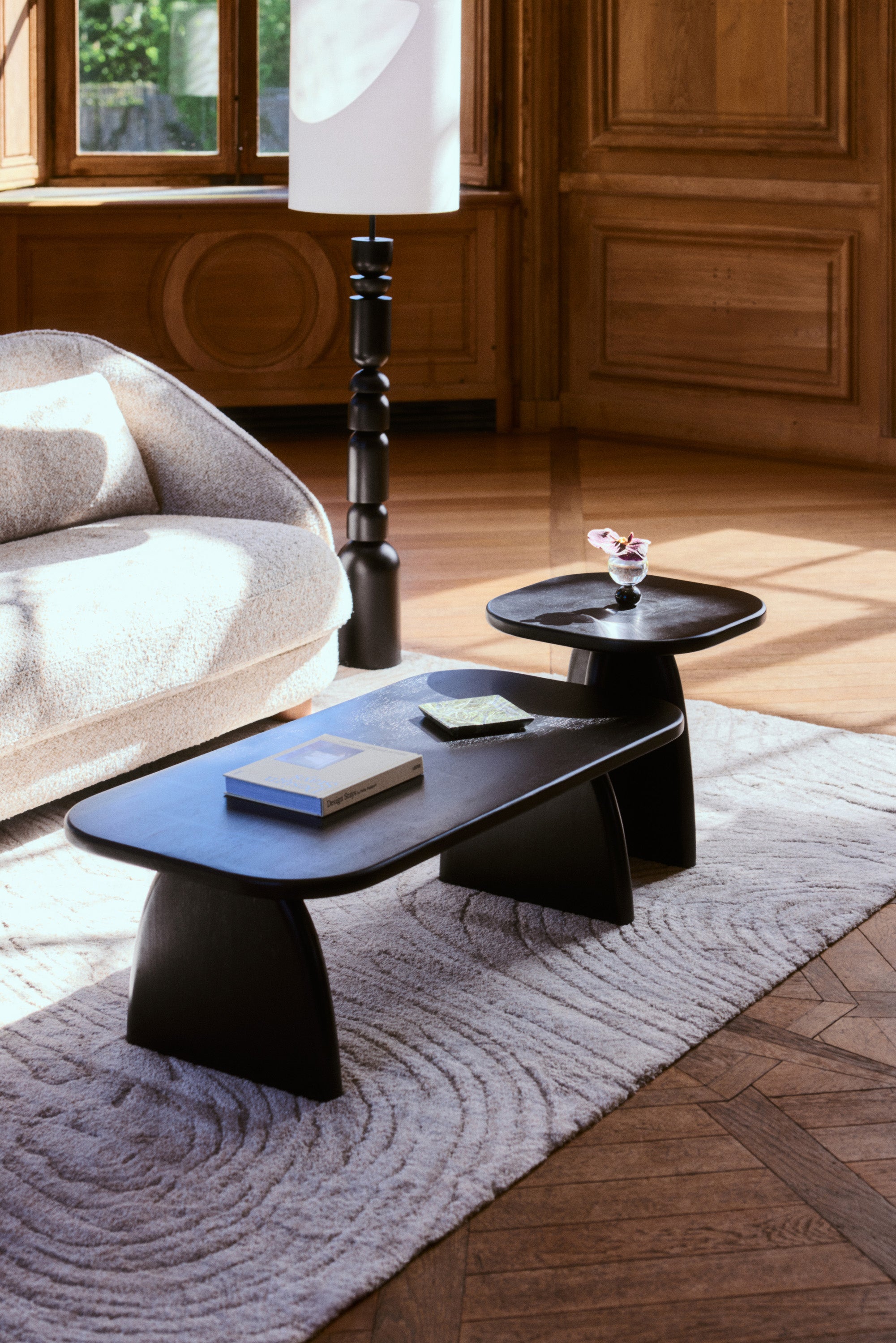 ensemble tables Ellios - bois d'hévéa massif teinté noir - vue portrait salon boiseries