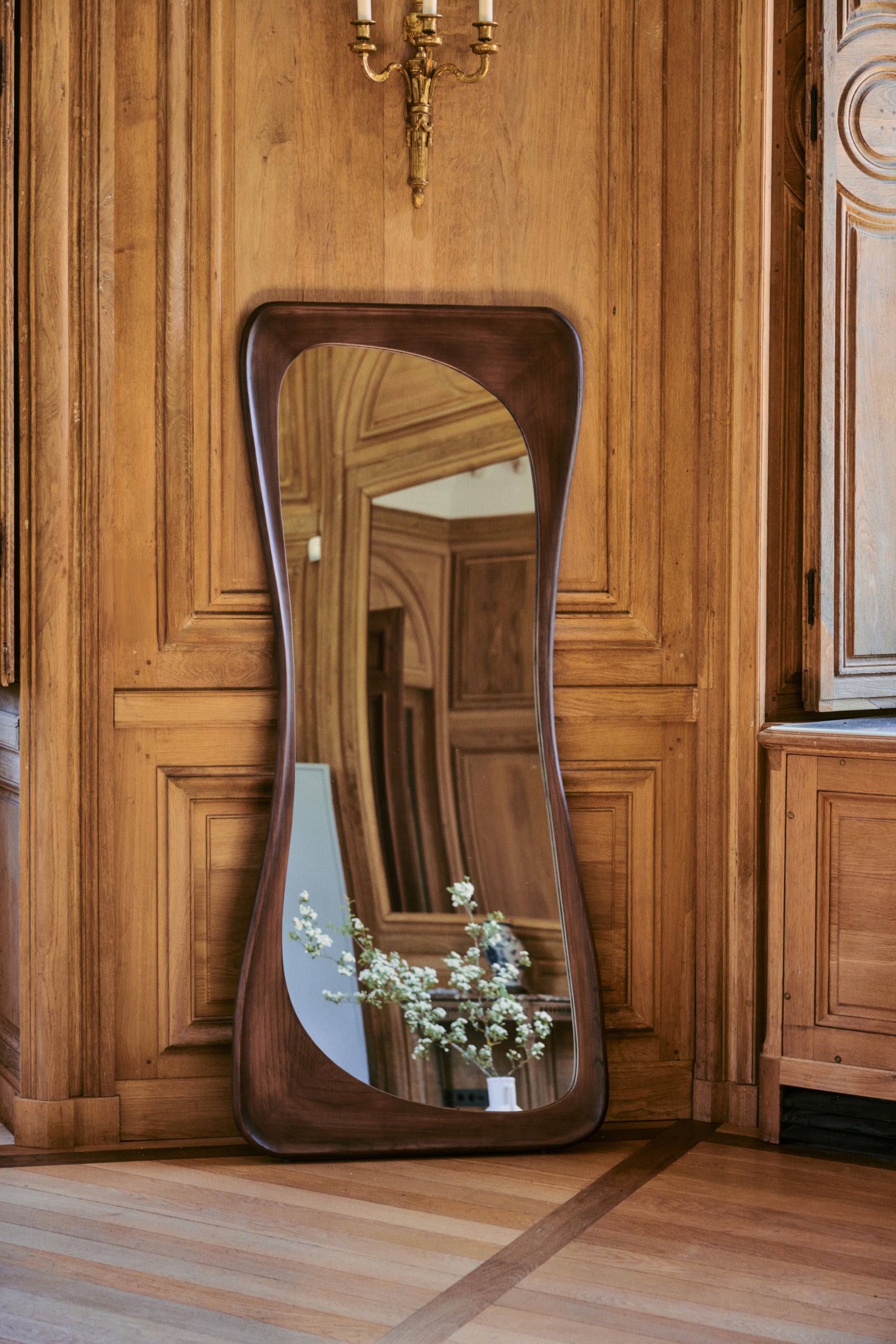 miroir Kalahari - bois de paulownia teinte noyer - vue de face boiseries et applique dorée