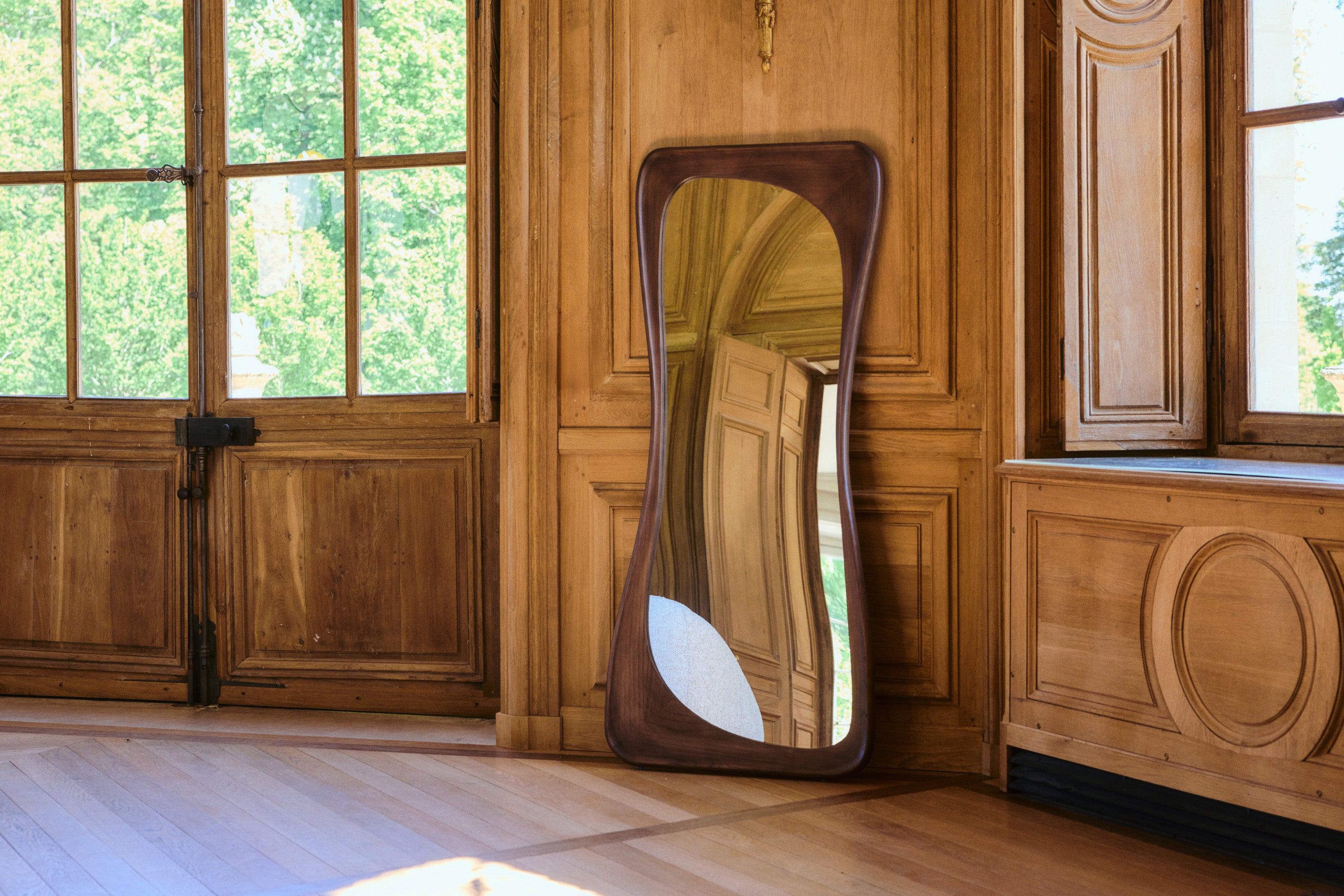 miroir Kalahari - bois de paulownia teinte noyer - vue d'ensemble salon boiseries et fenêtres
