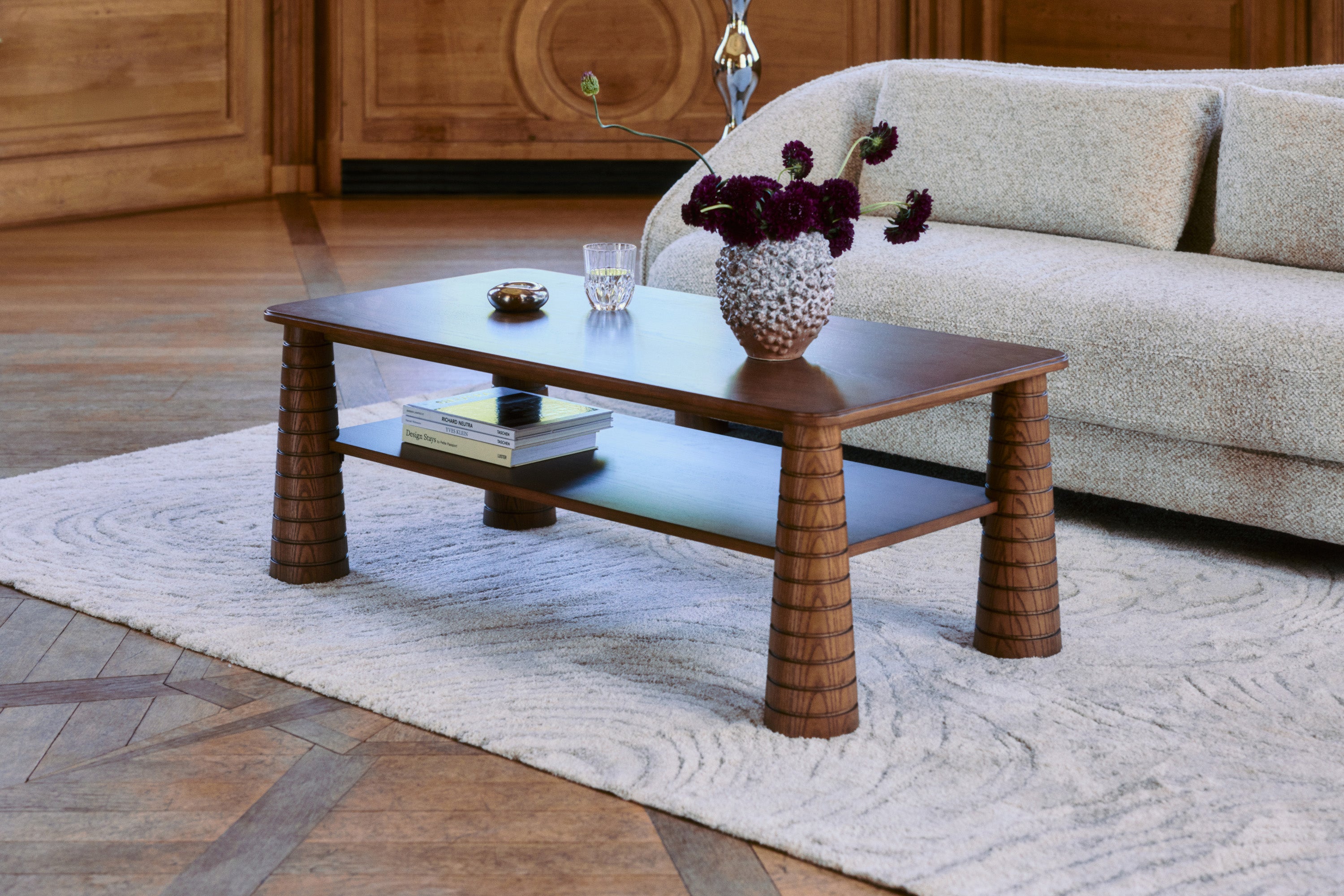 table basse Temba - frêne teinte noyer - vue d'ensemble salon avec canapé bouclé
