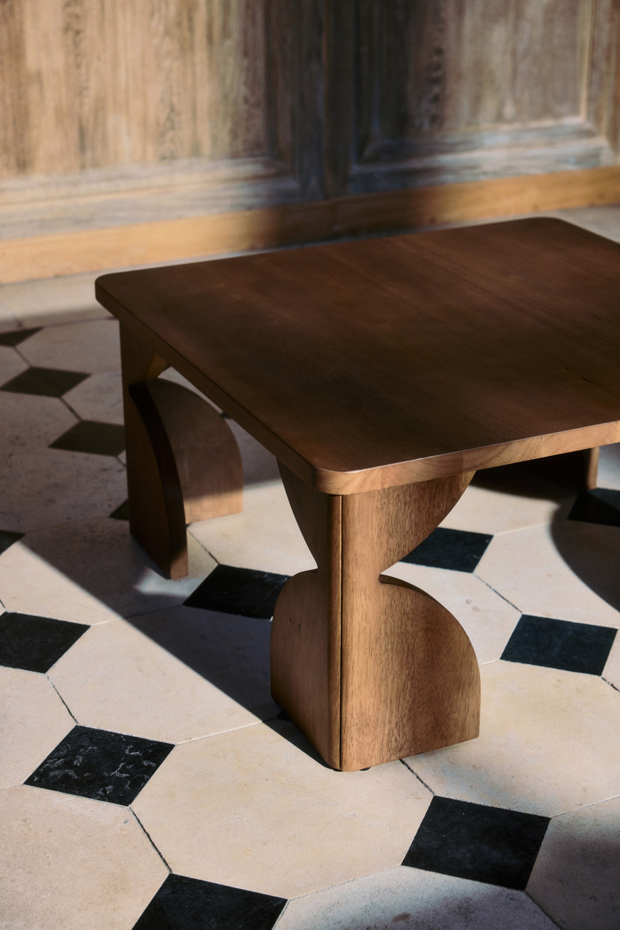 table basse Kayla L - bois d'hévéa massif teinte noyer - vue plongeante détail plateau et piètement