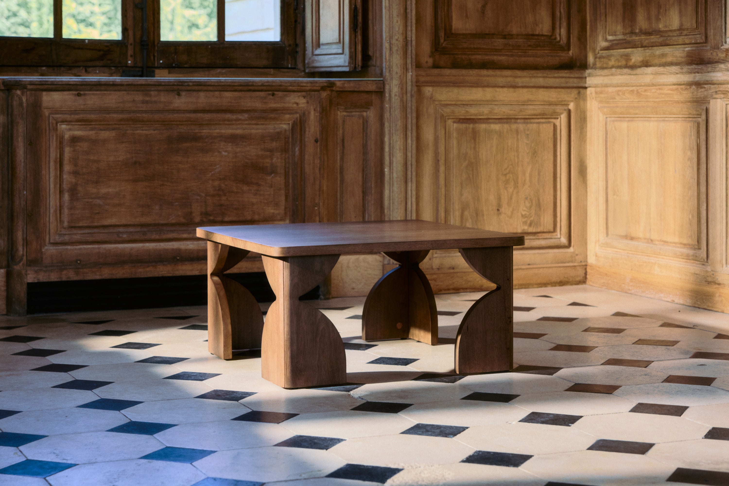 table basse Kayla L - bois d'hévéa massif teinte noyer - vue d'ensemble carrelage ancien et boiseries
