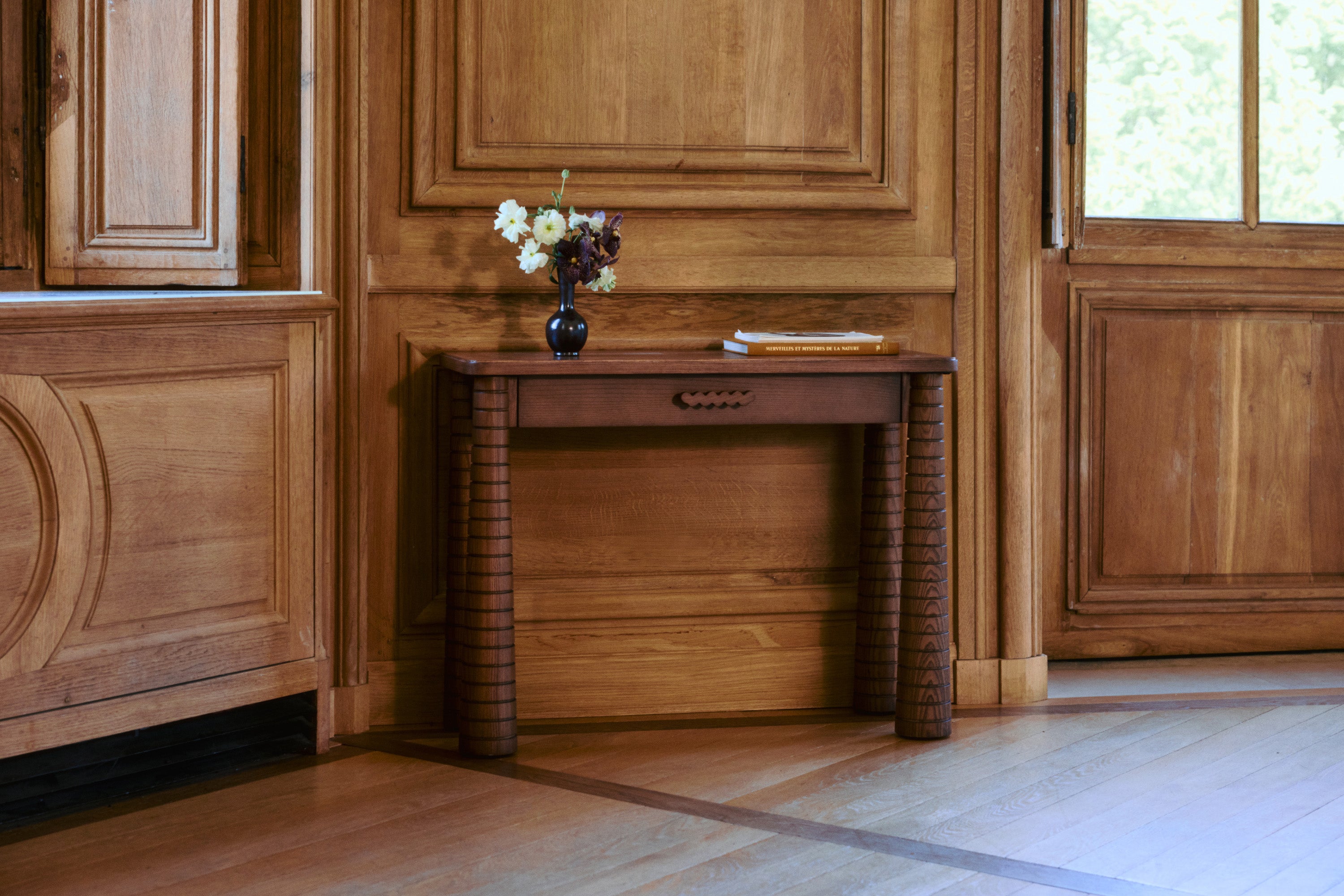 console Temba - frêne massif teinte noyer - vue de face boiseries et parquet