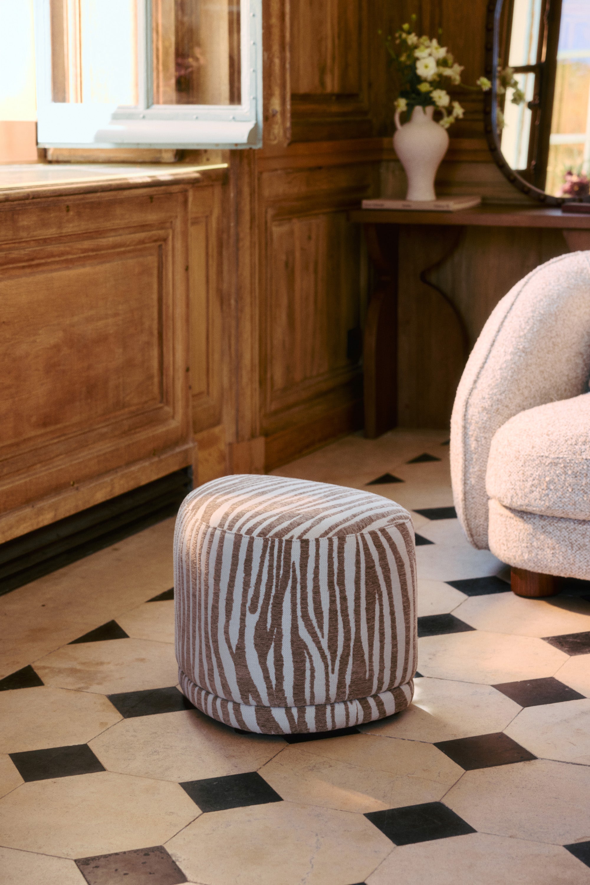 pouf Enzo - jacquard zèbre beige et marron - vue d'ensemble salon console et miroir bois