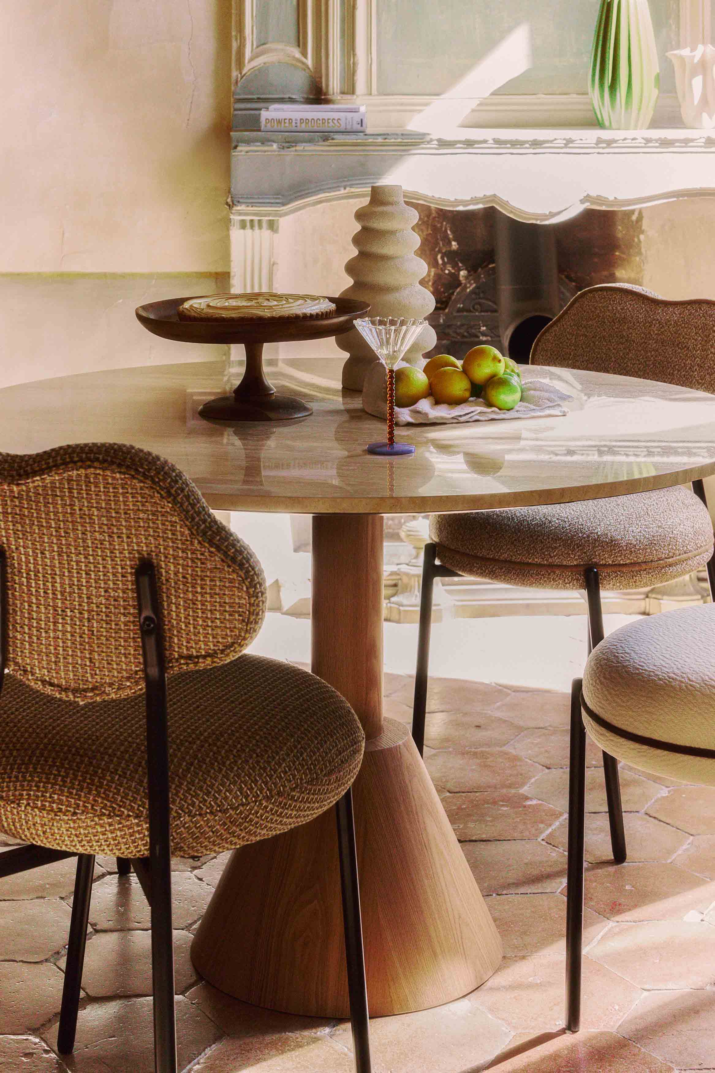 vase Ana - céramique beige empilée - détail plateau travertin et piètement bois