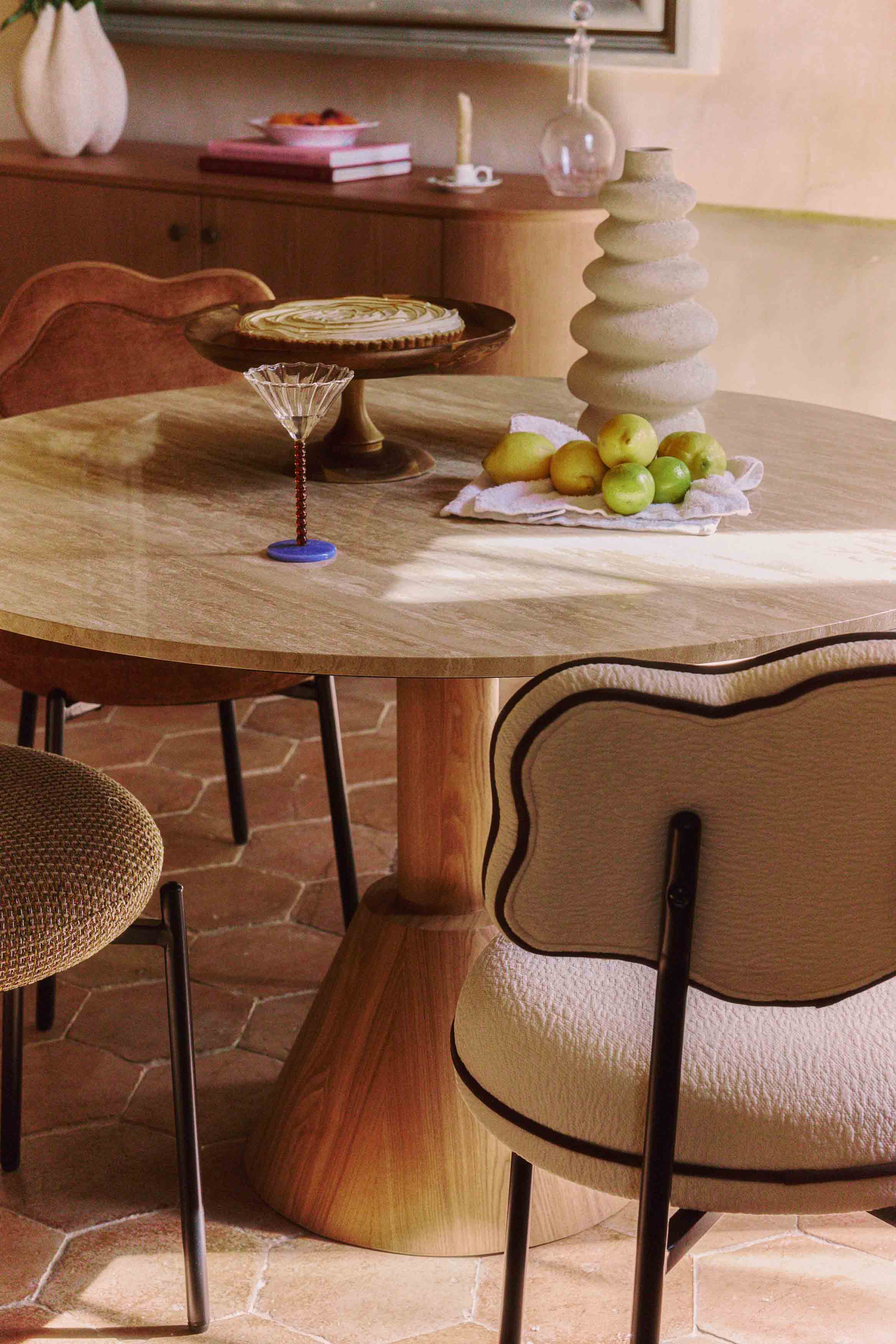 vase Ana - céramique beige empilée - vue rapprochée sur table ronde bois