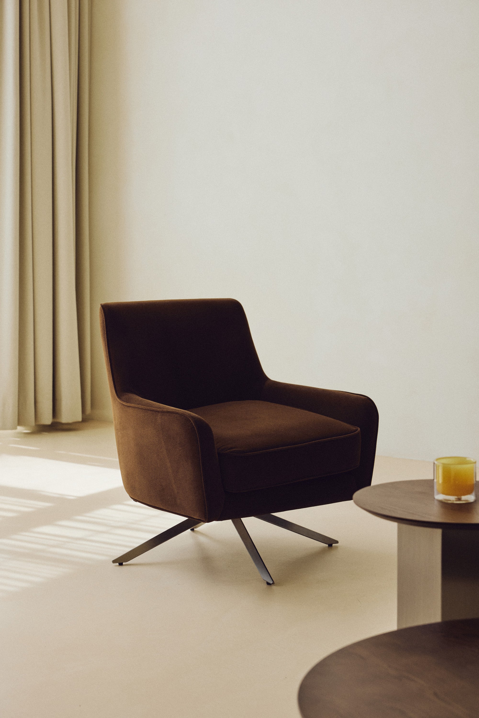 fauteuil Golden Gun - velours marron intense et piètement métal noir - vue portrait fond blanc