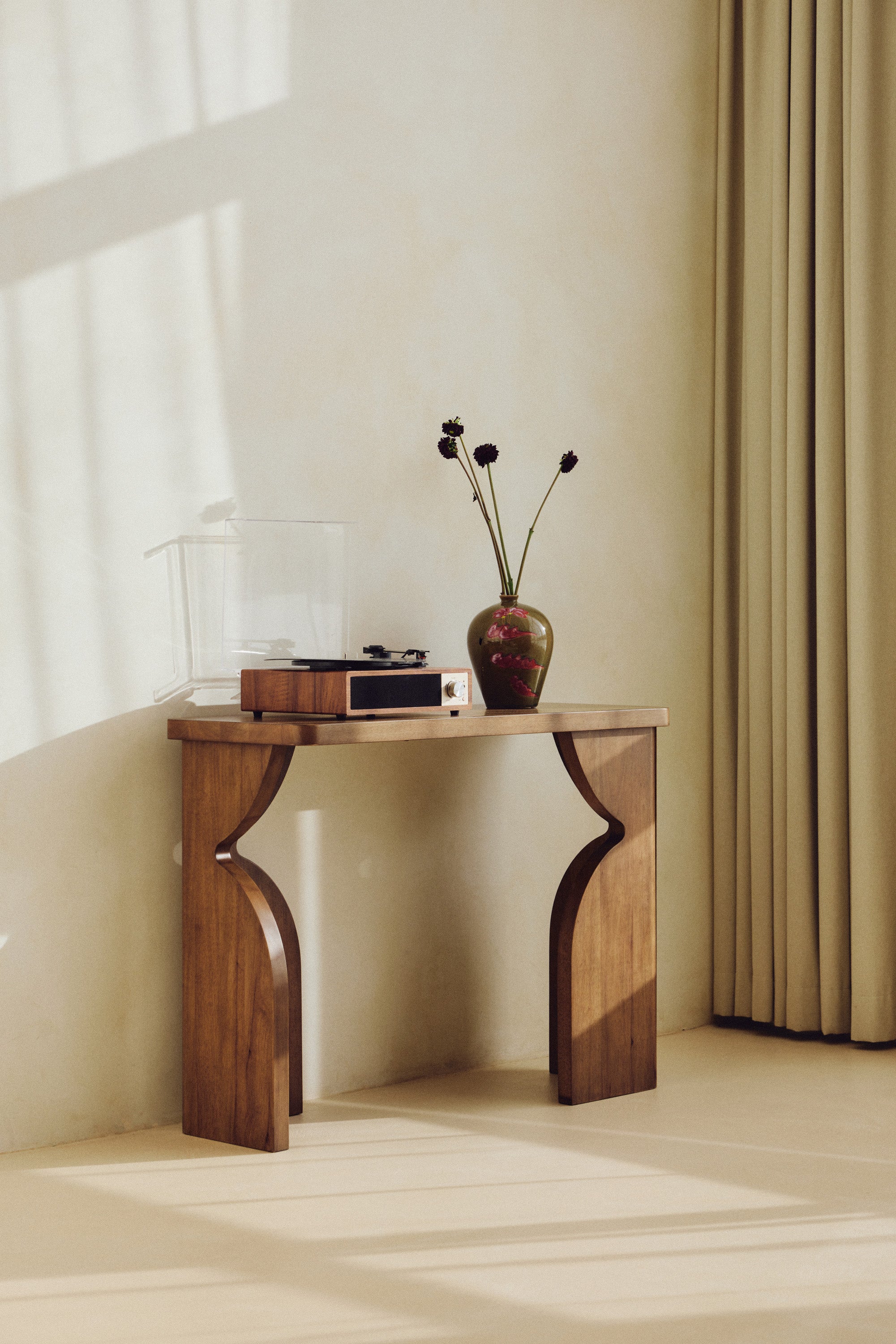 console Kayla - bois d'hévéa massif teinte noyer - vue portrait lumière rasante fond beige