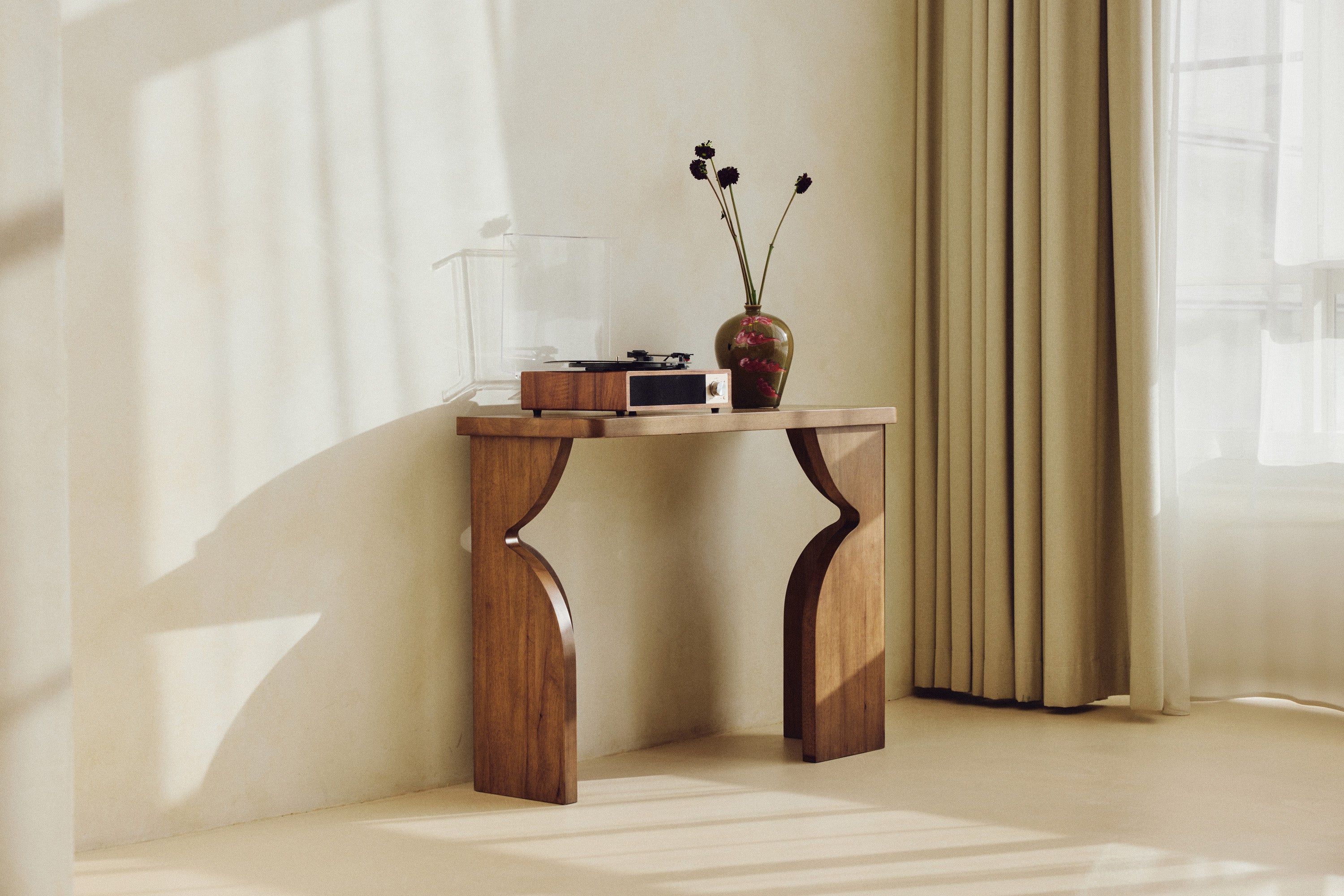 console Kayla - bois d'hévéa massif teinte noyer - vue paysage piètement sculpté lumière rasante