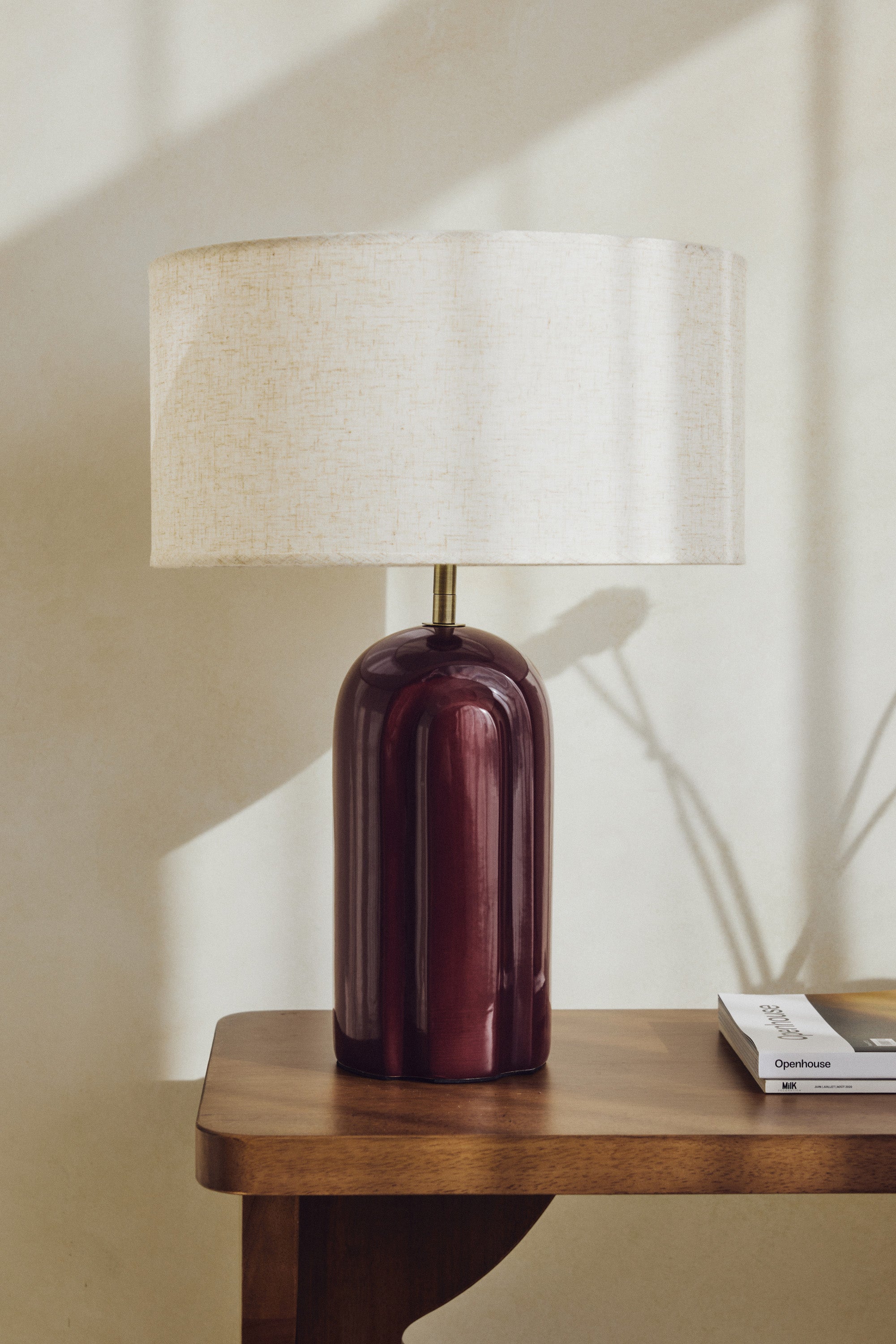 lampe Leyanis - céramique cannelée rouge bordeaux et abat-jour lin - vue portrait détail base