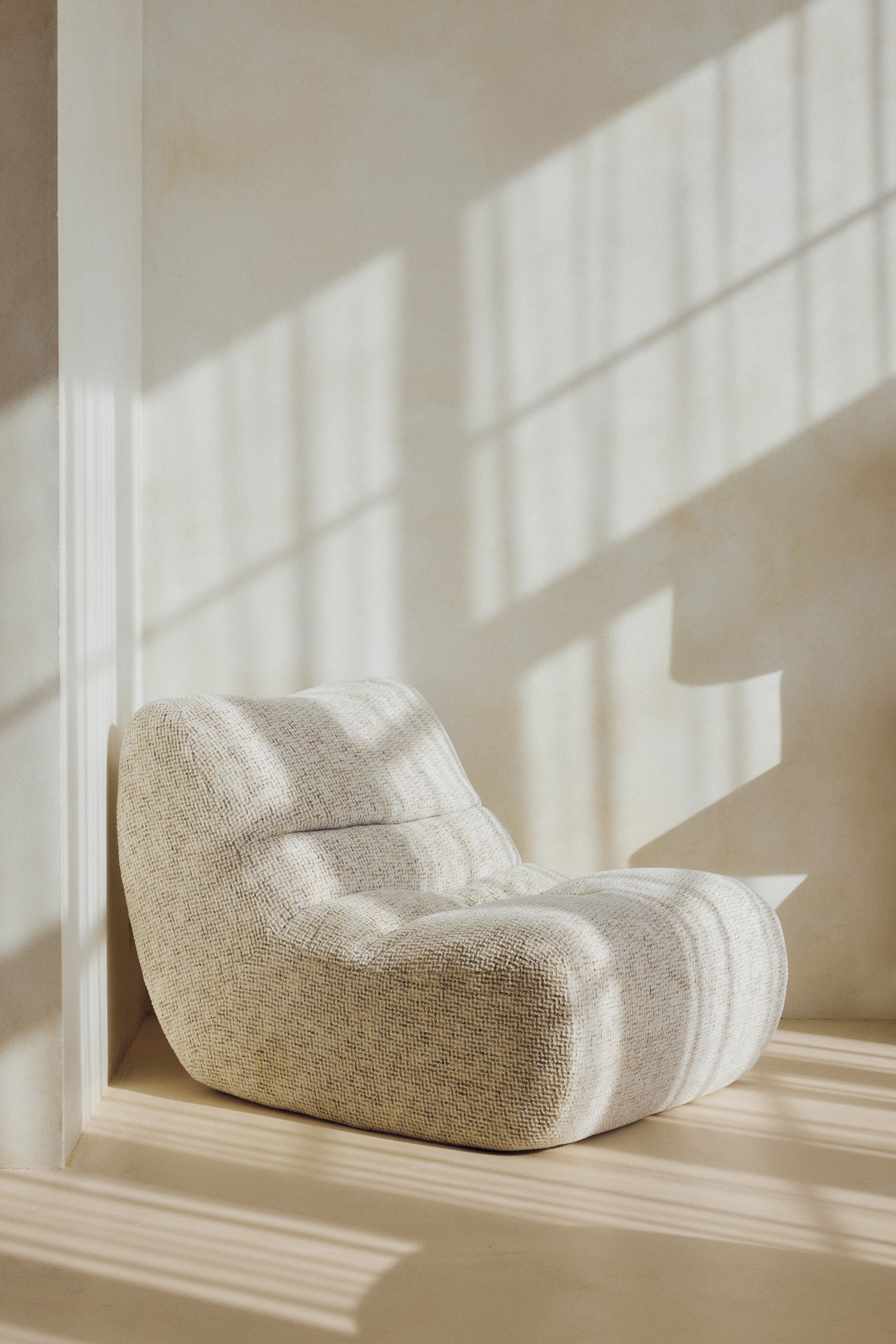 fauteuil Chill - tweed moucheté beige - vue portrait lumière rasante fond blanc