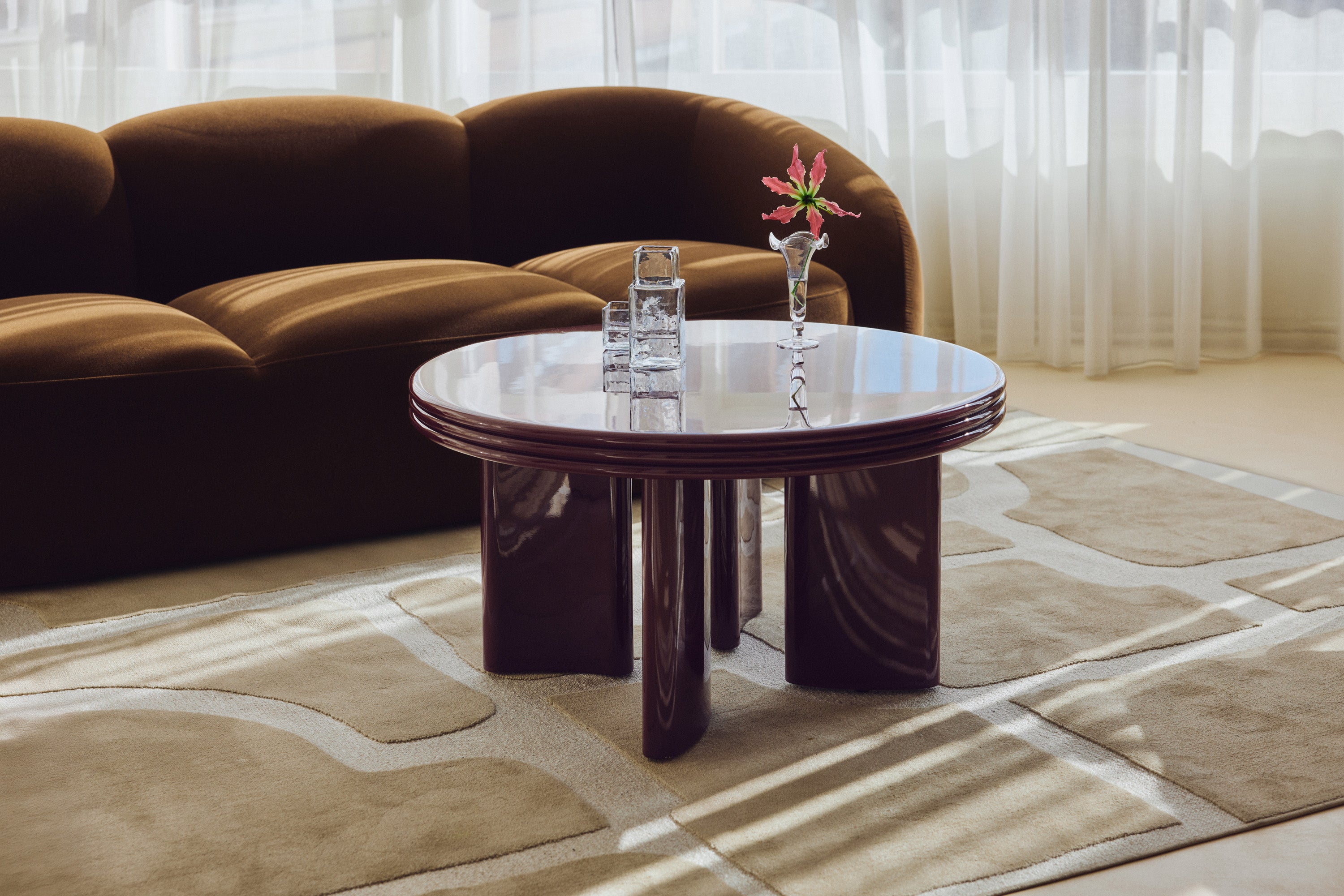 Table basse Mira L - NV GALLERY - finition glossy rouge bordeaux - vue d'ensemble dans un salon