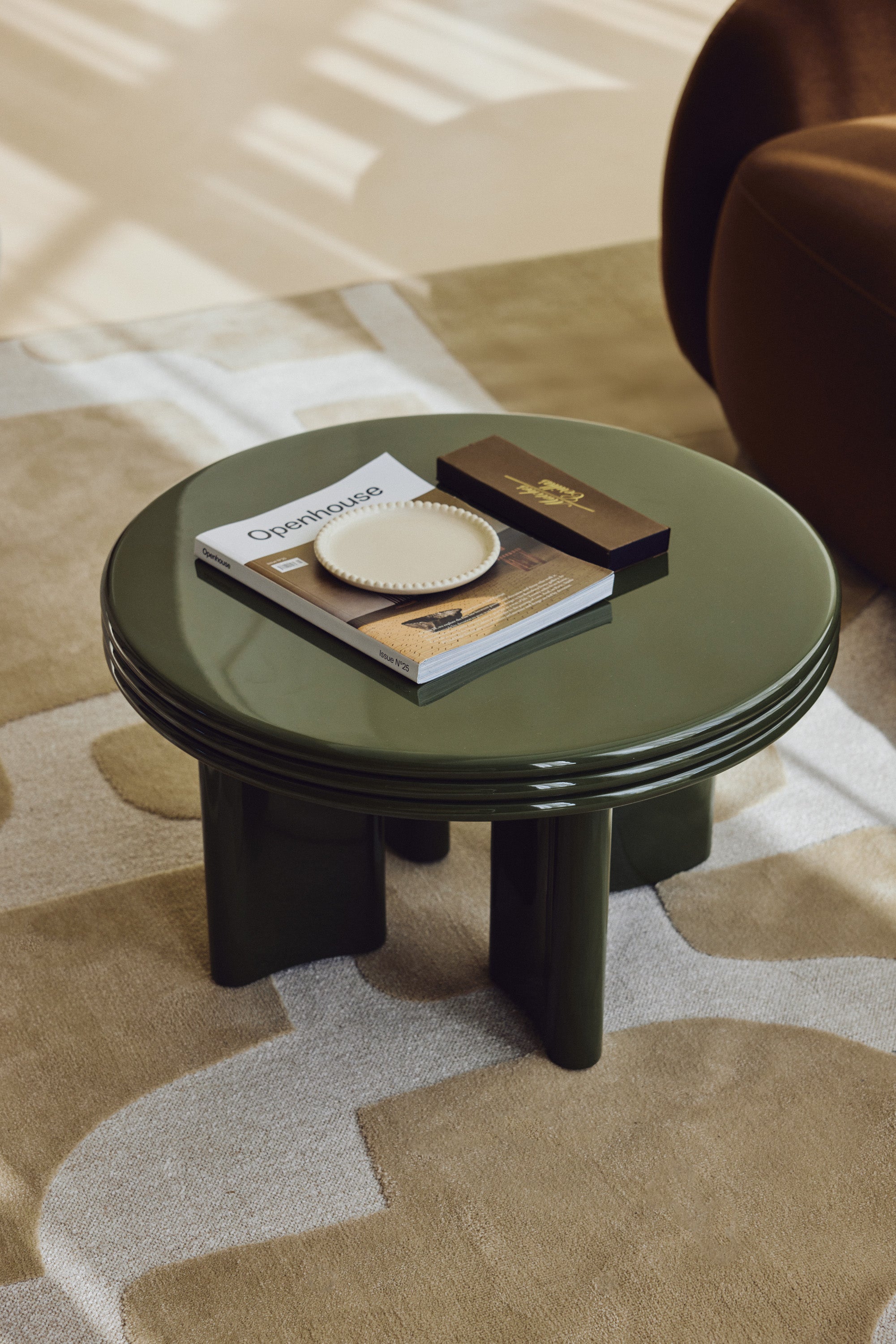 Table basse Mira S - bois vert kaki glossy - plateau laqué vu de dessus avec accessoires