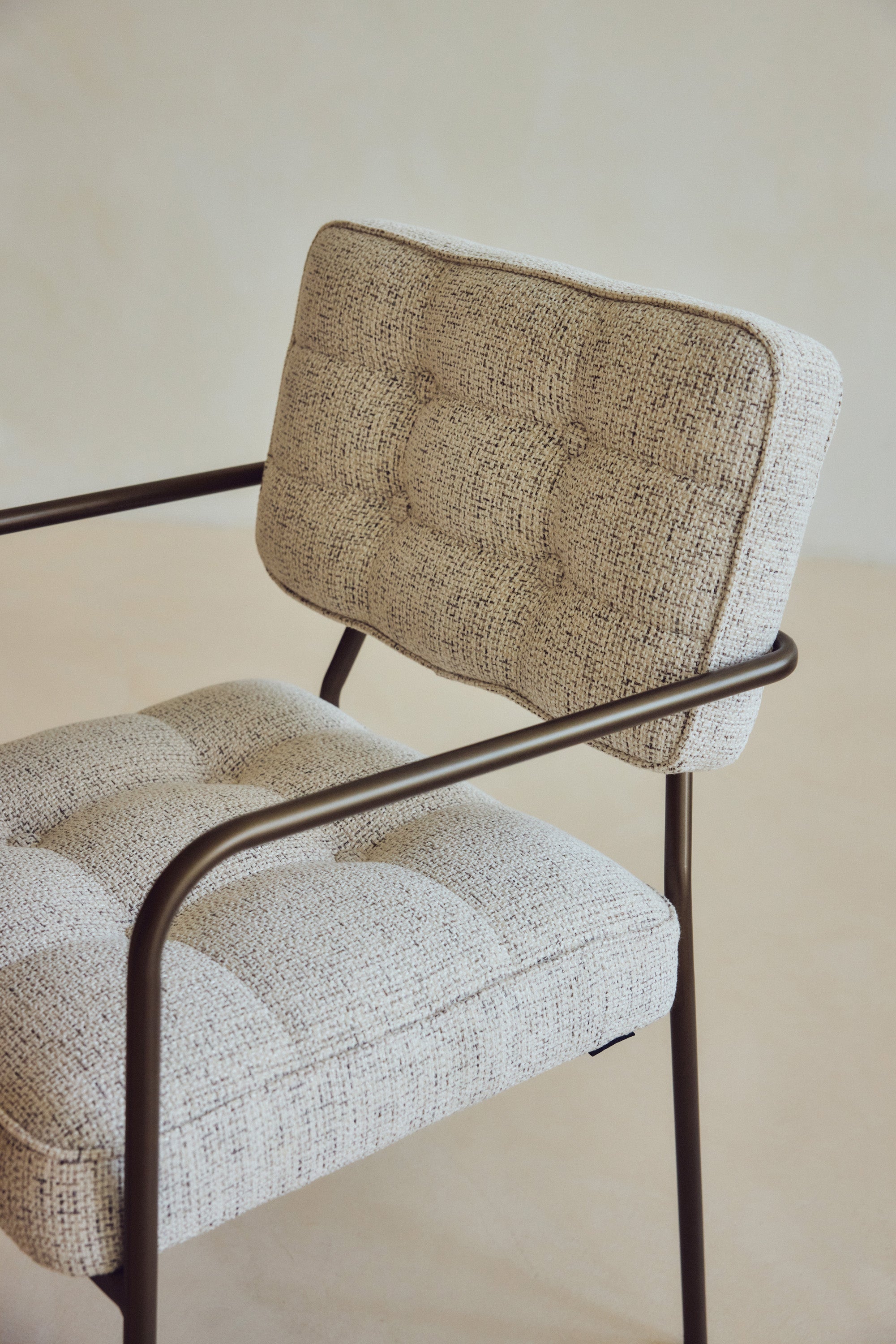 Chaise Orea - tweed beige cappuccino & métal bronze - dossier capitonné et structure en détail