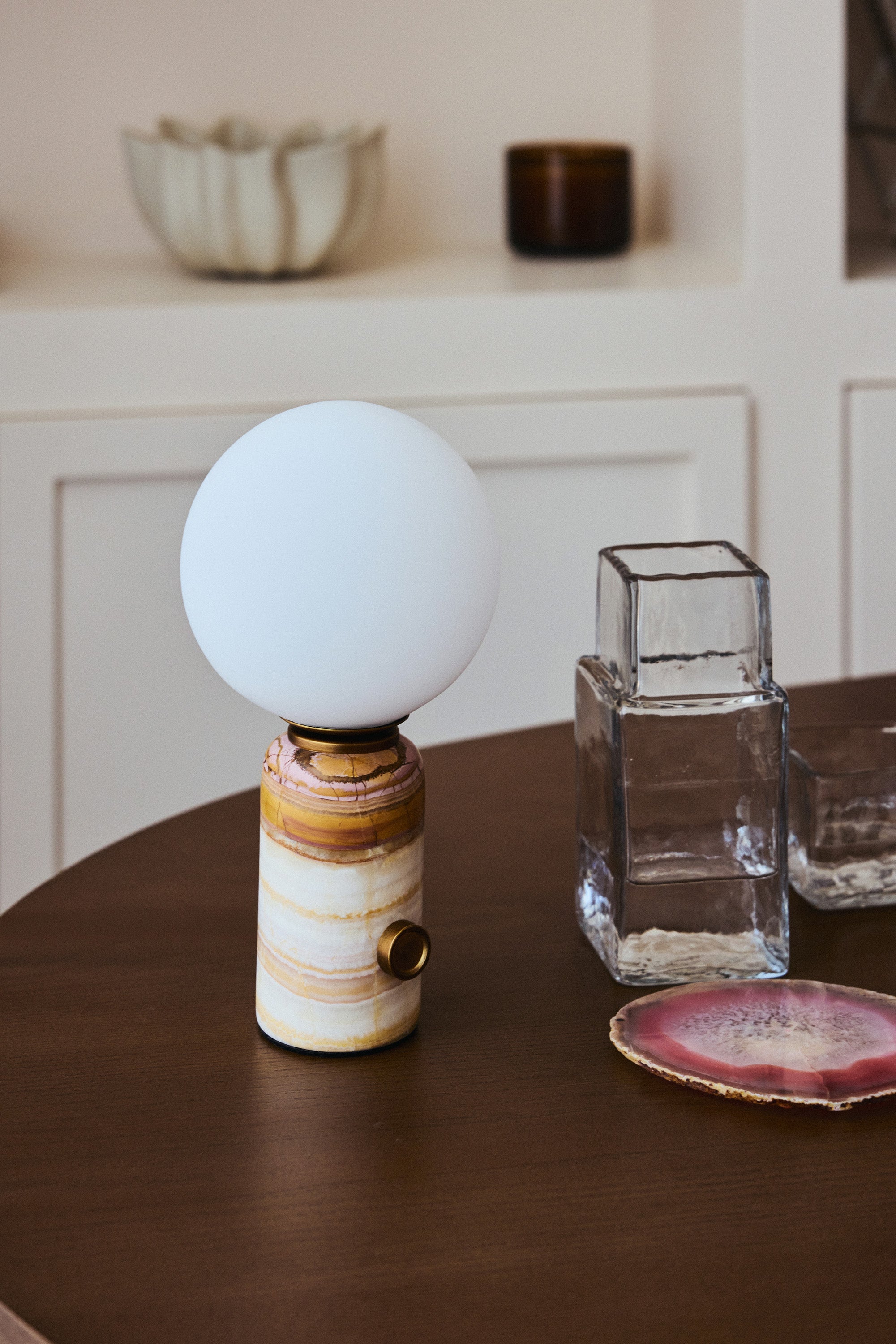 lampe Selene - marbre onyx rose et globe verre blanc - vue portrait table basse bois foncé