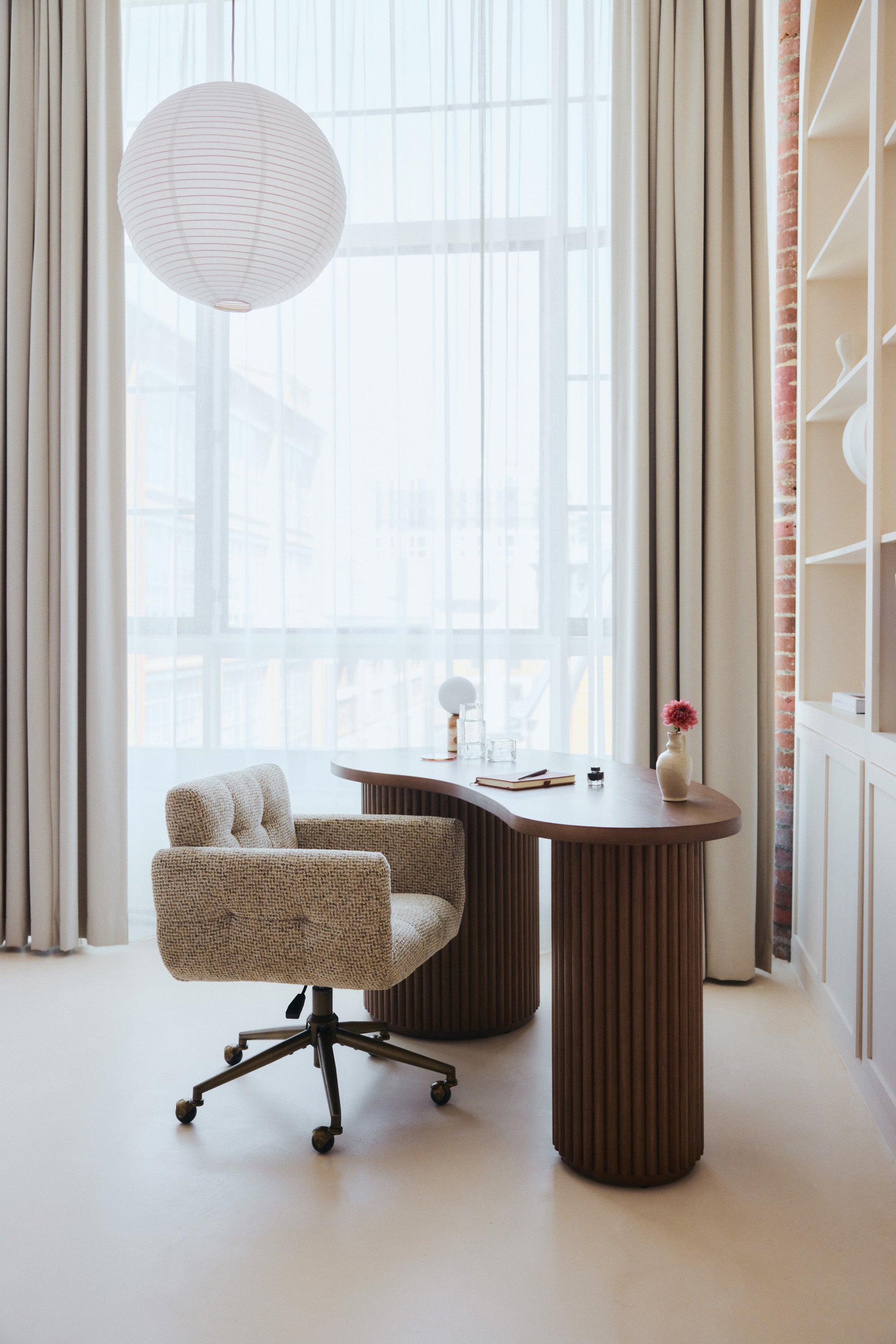 fauteuil de bureau Valeria - tweed moucheté marron et roulettes laiton - vue rapprochée