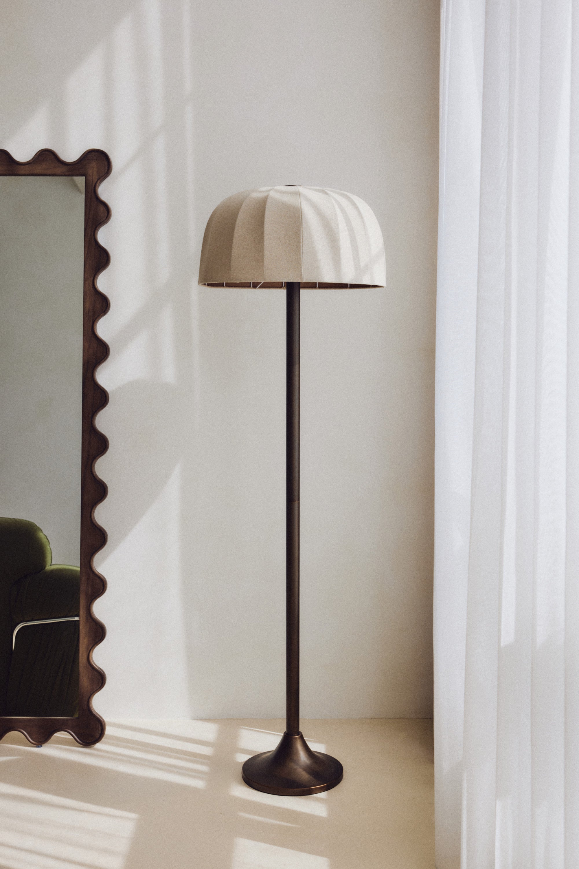 lampadaire Brighton - laiton antique et abat-jour lin plissé - vue d'ensemble salon miroir bois