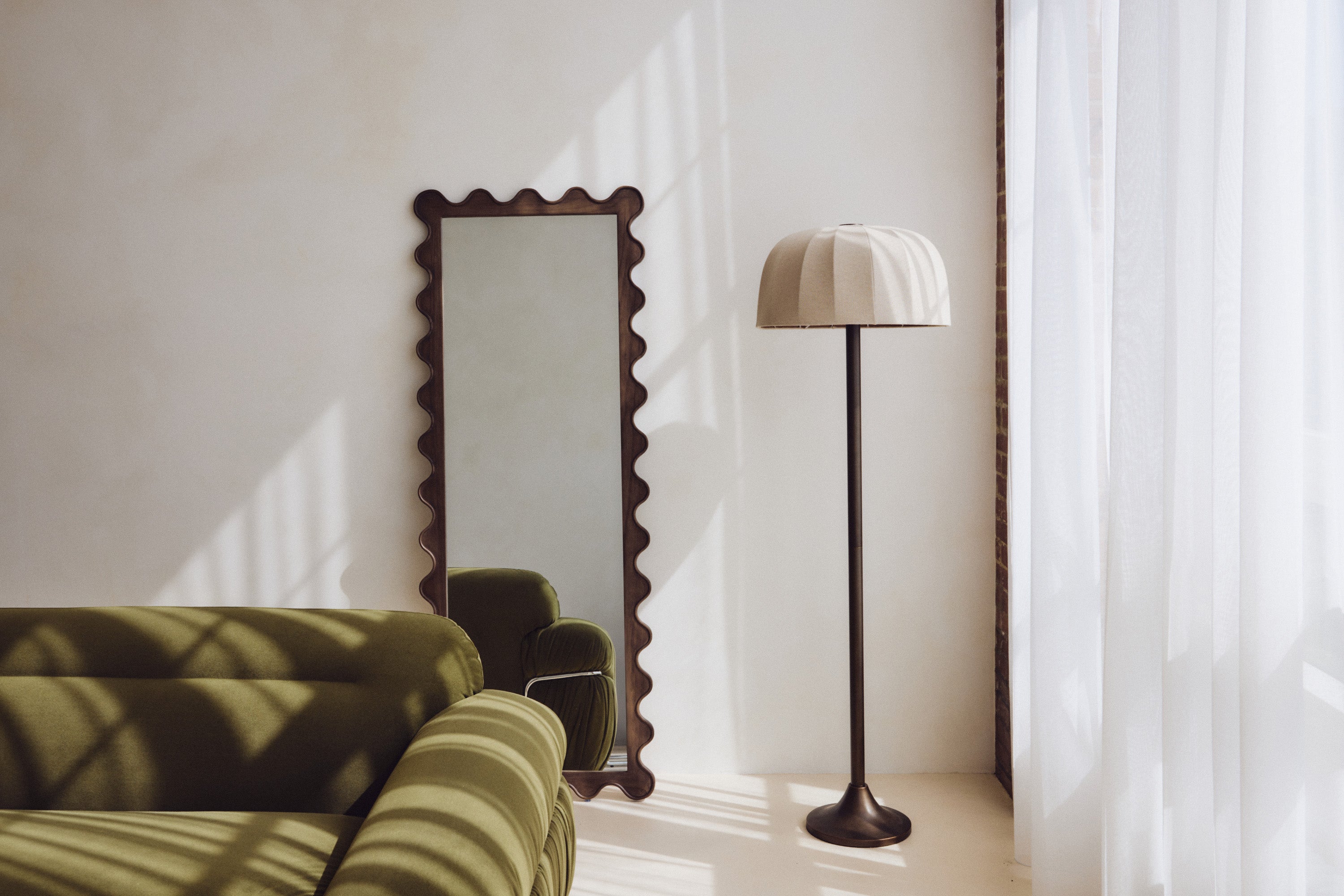 lampadaire Brighton & miroir savane- laiton antique et abat-jour lin plissé