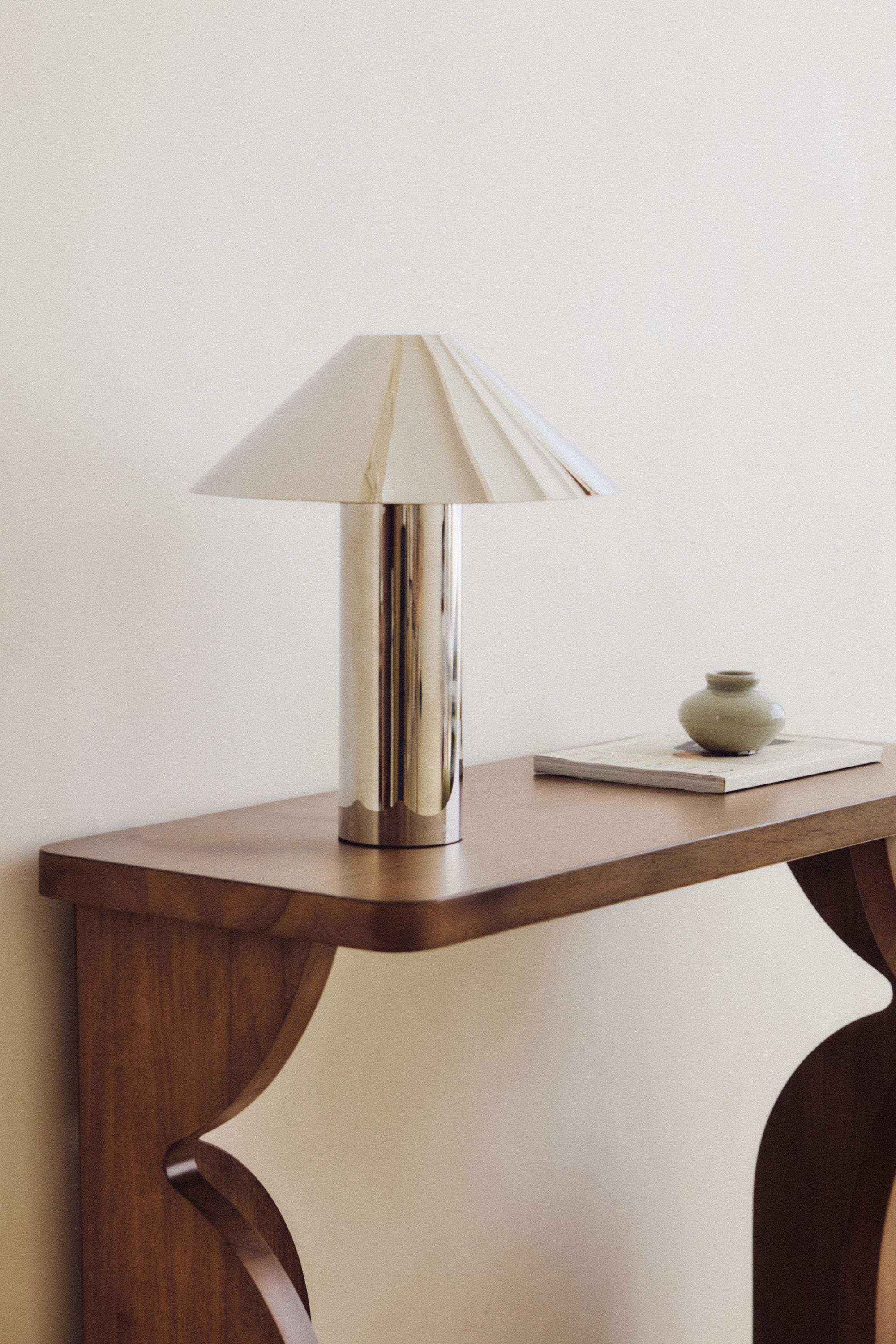 lampe Chroma - acier inoxydable effet miroir - vue portrait sur console bois massif