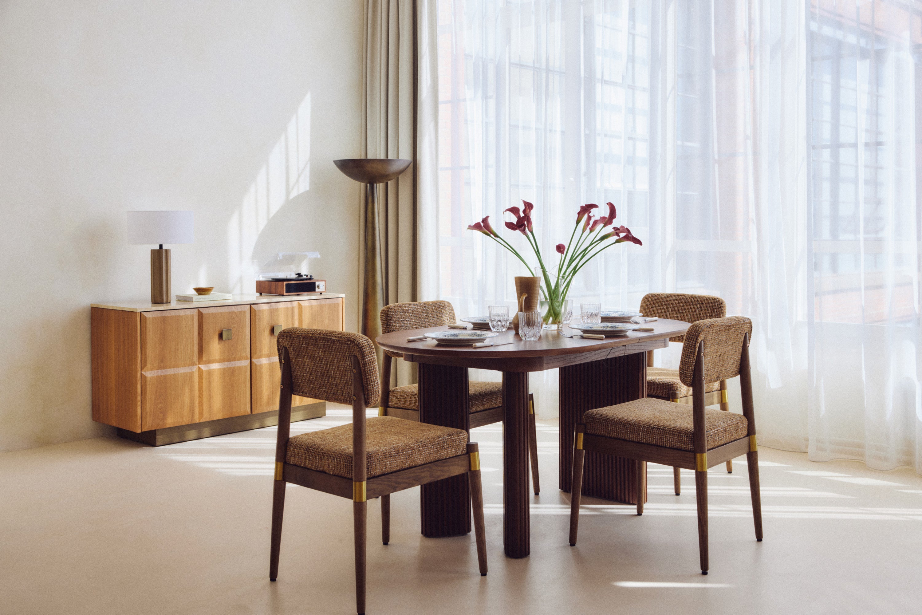 table Adriano extensible - bois de noyer veiné - vue d'ensemble salle à manger lumière naturelle