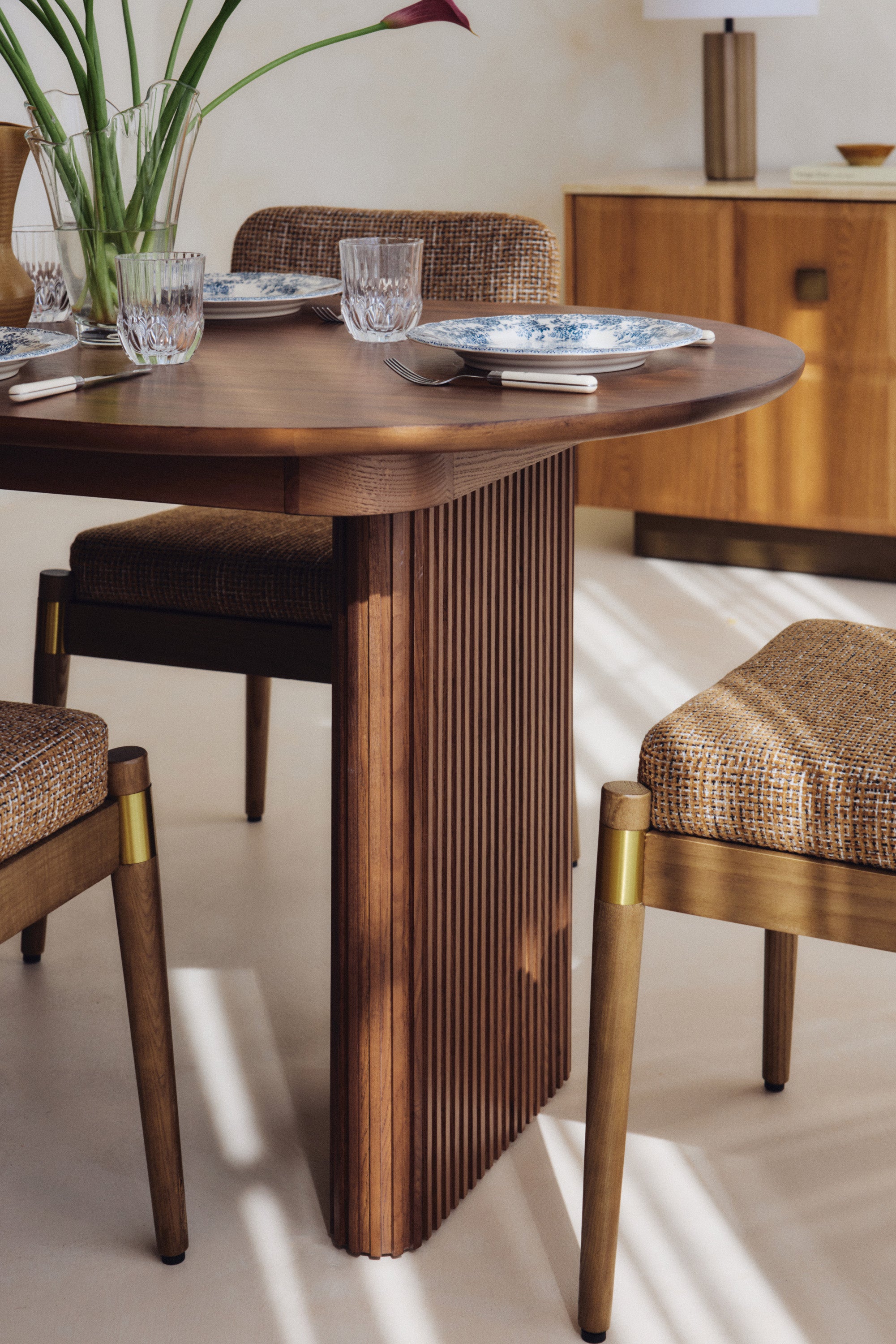 table Adriano extensible - bois de noyer veiné - détail piètement cannelé et plateau
