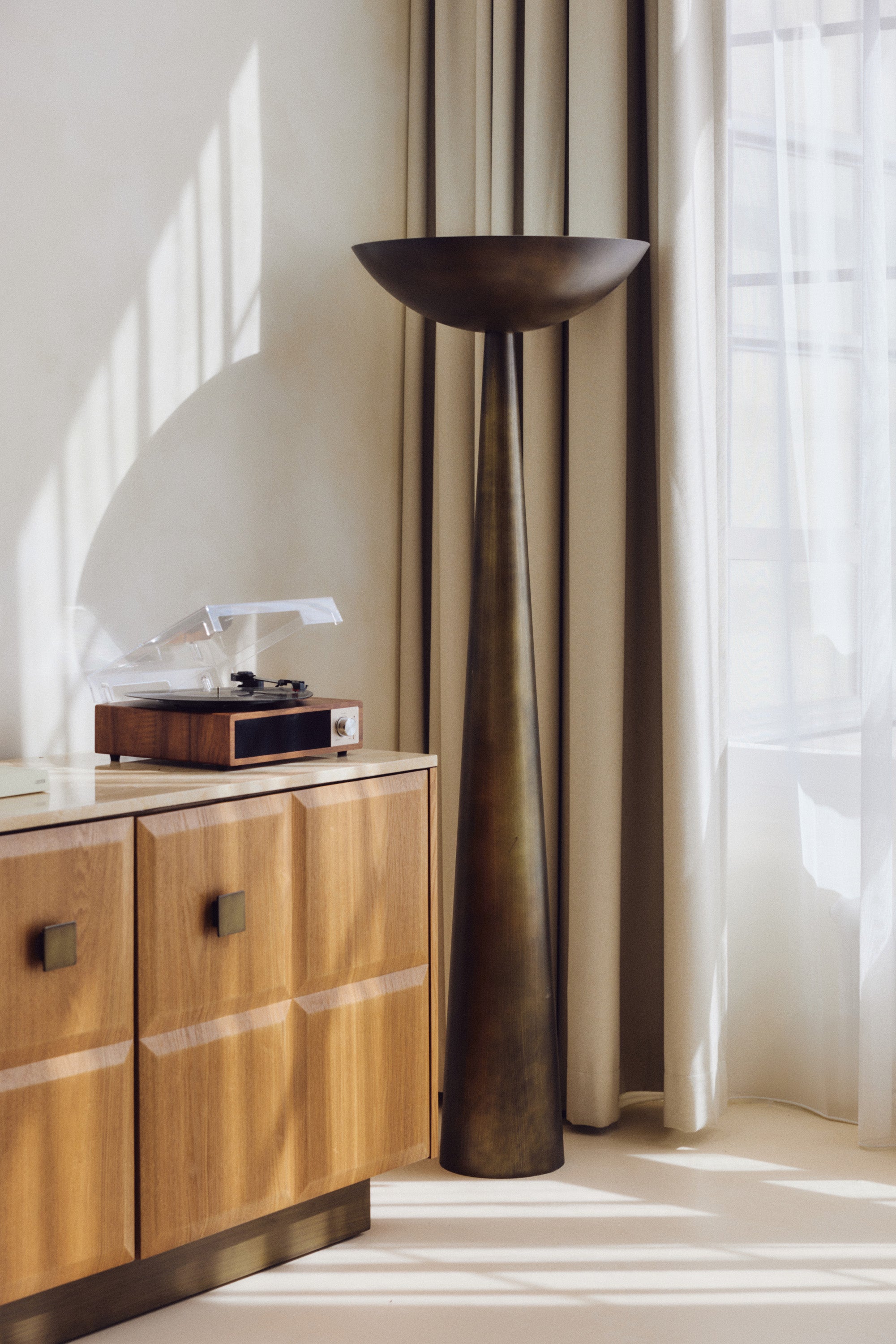lampadaire Olympe - métal bronze brossé vasque - vue d'ensemble avec buffet bois blond