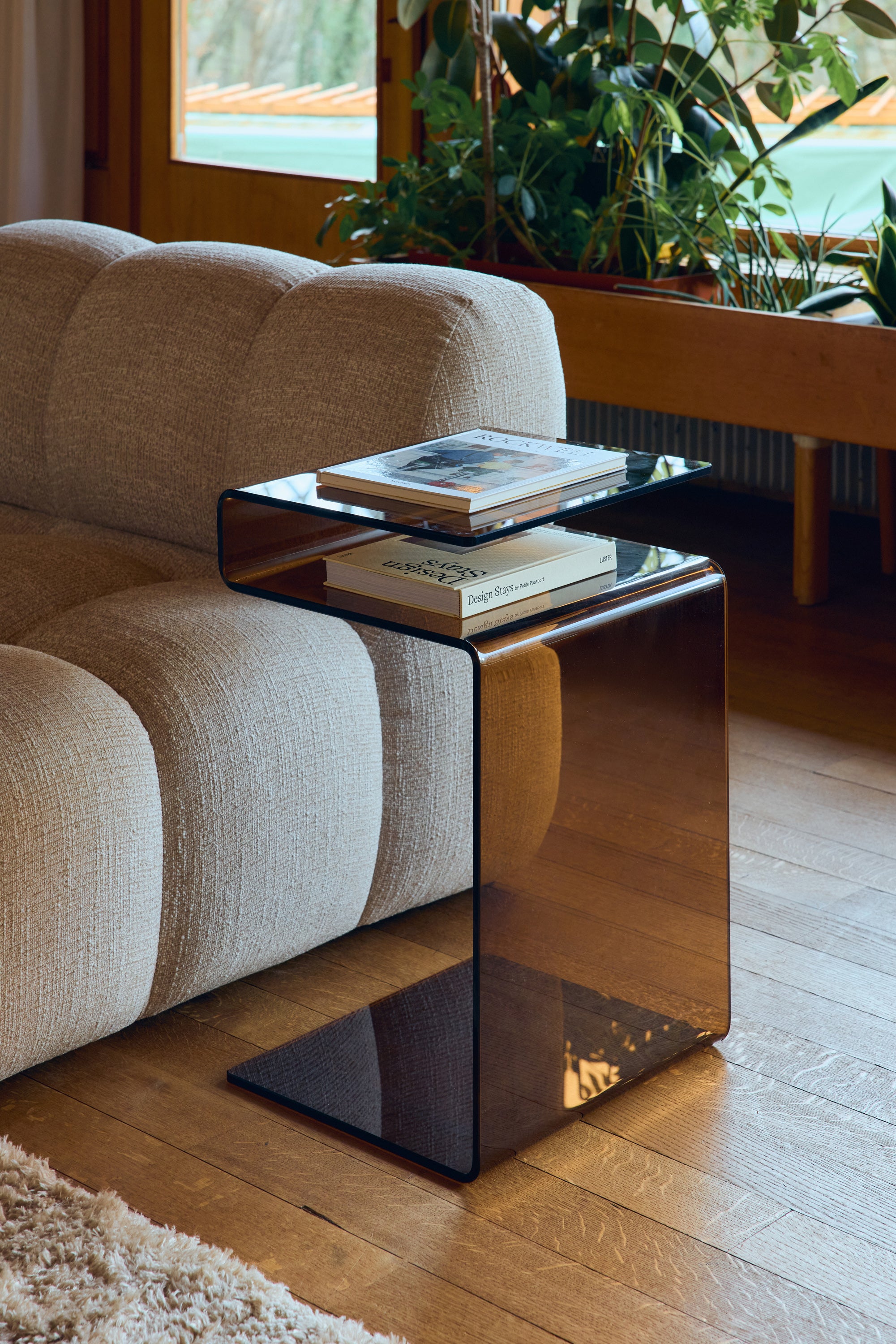 table d'appoint chelsea en verre avec des livres