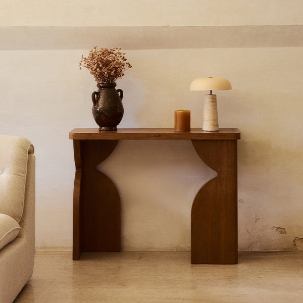 entrée - console bois sculpté teinte noyer et lampe travertin - ambiance épurée