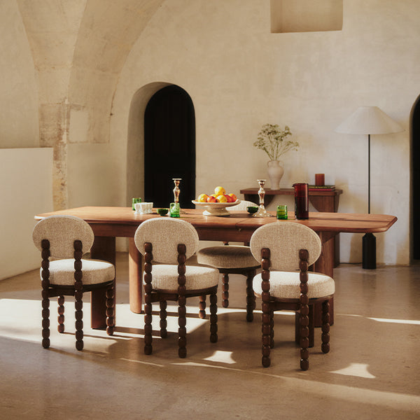 salle à manger - table et chaises bouclé beige piètement bois sculpté - intérieur voûté