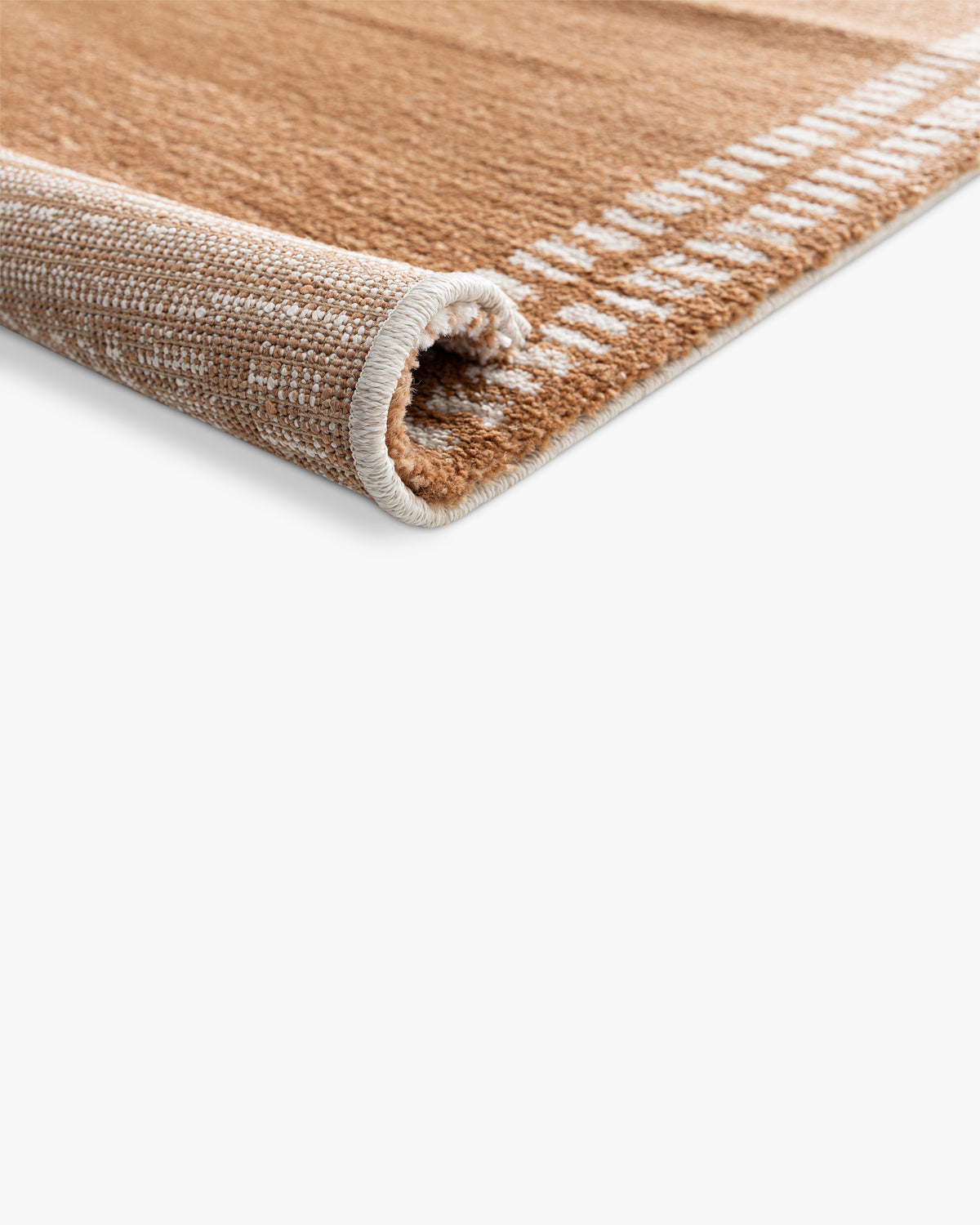 gros plan sur l'envers tissé et la lisière d'un tapis Haven caramel en petit format