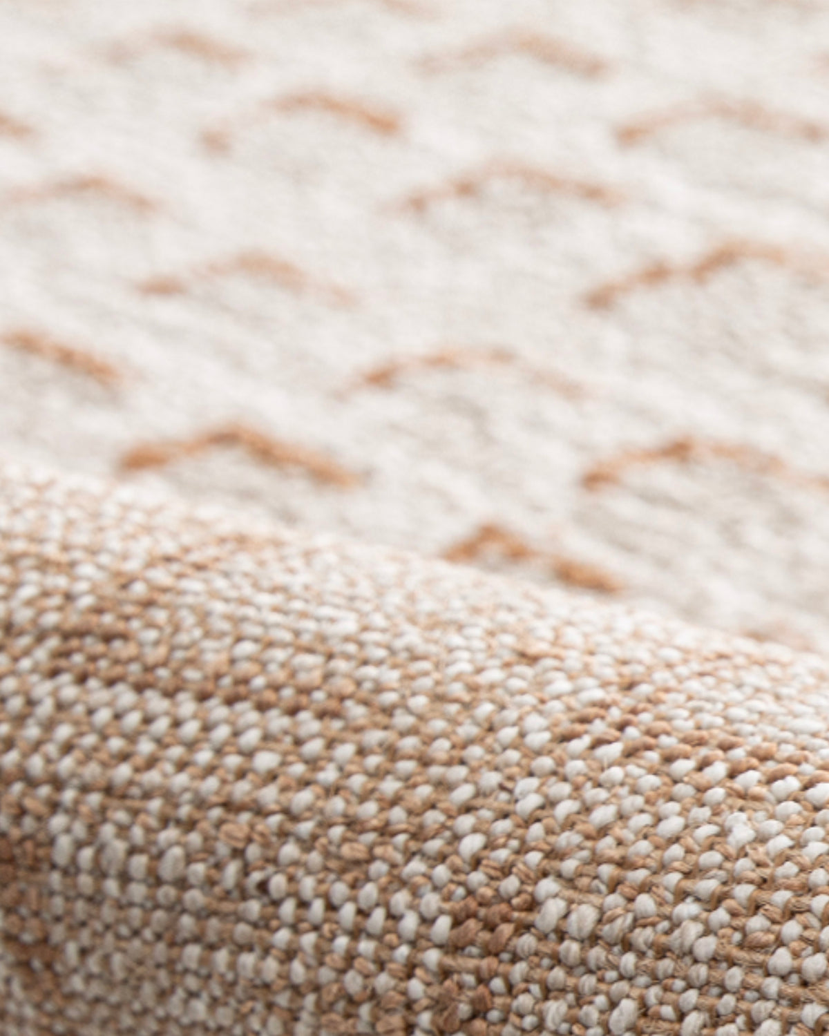 gros plan sur l'envers tissé et la lisière d'un tapis Weave écru en petit format