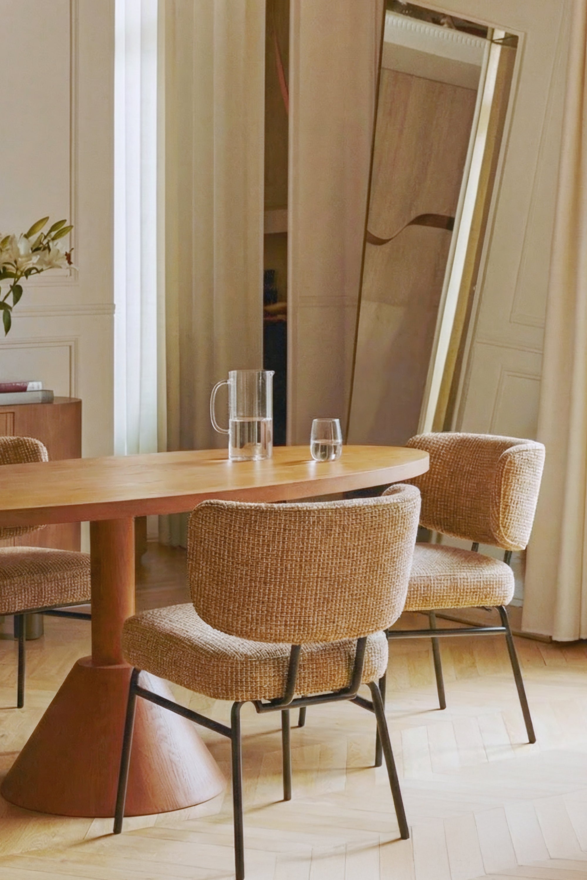 Vue de trois quarts chaise Abby tweed jaune, assise enveloppante - NV GALLERY
