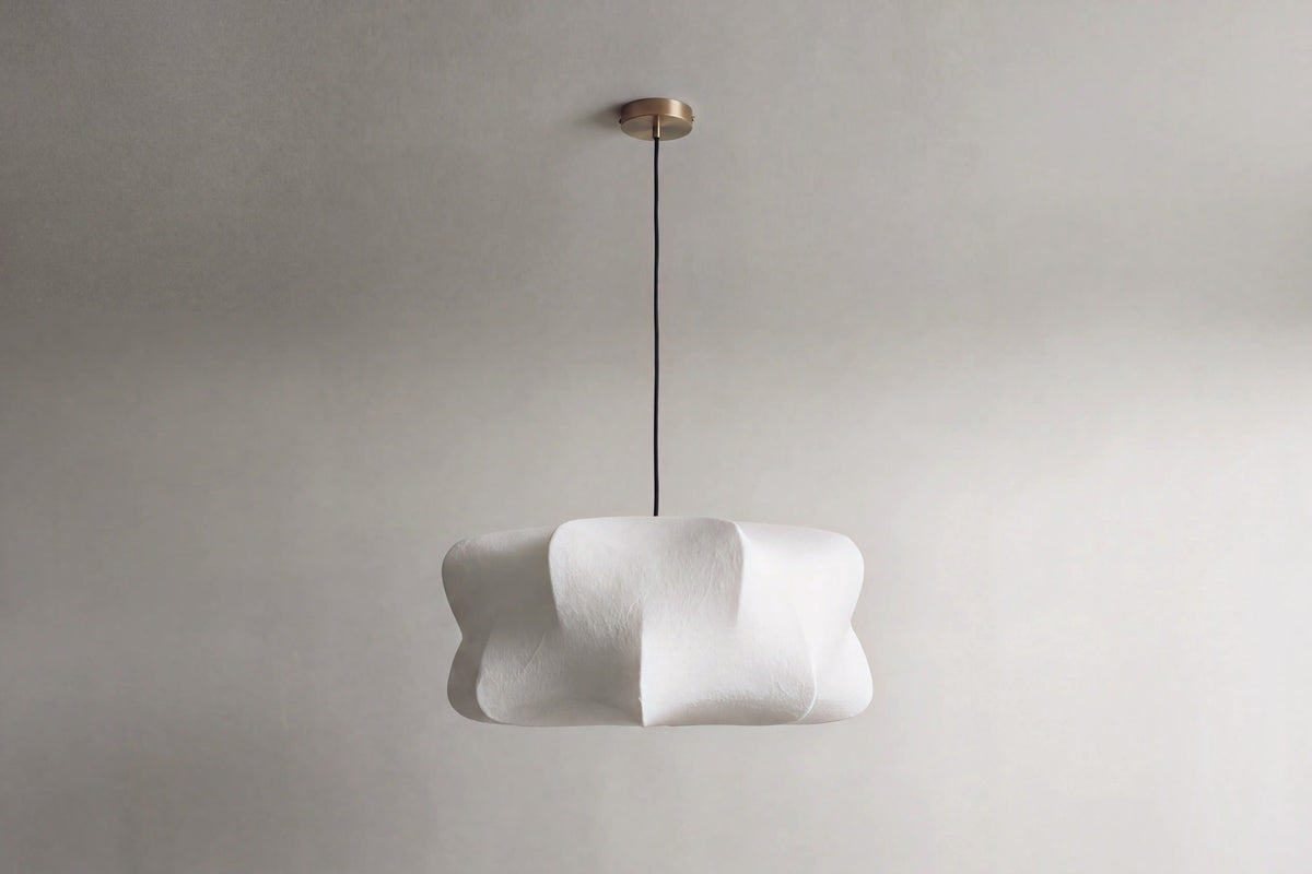suspension AICHI en fibre blanche aux volumes ondulés, vue d'ensemble sur mur clair