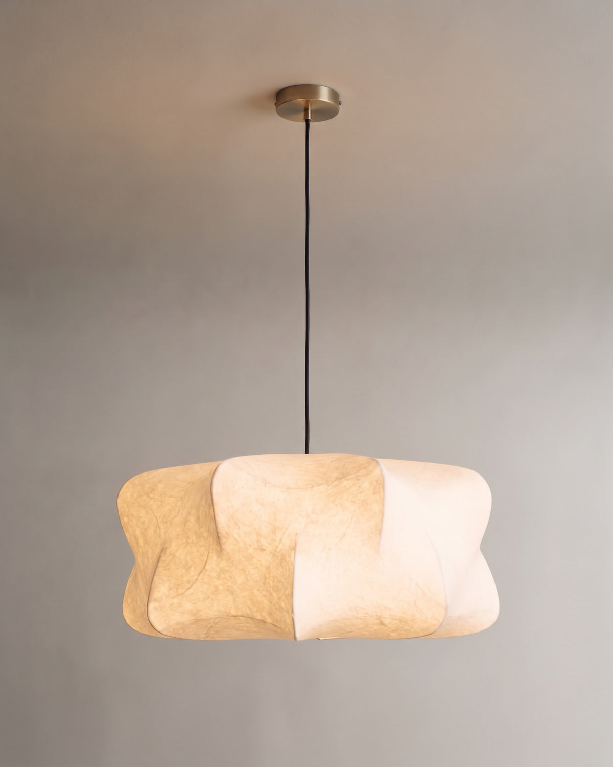 suspension AICHI allumée, ses volumes en fibre blanche diffusent une lumière chaude