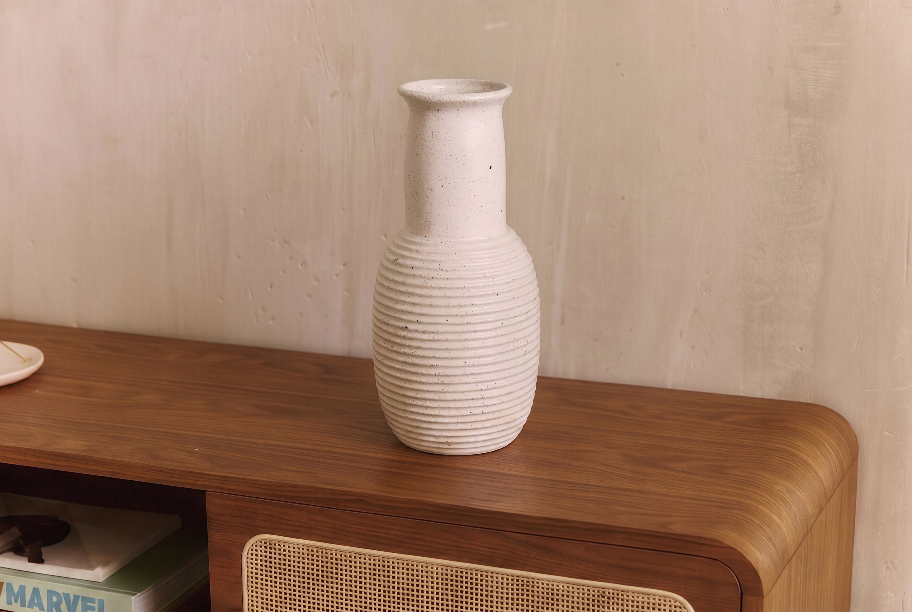 vase Alzira - céramique beige mouchetée côtelée - détail col et glaçure