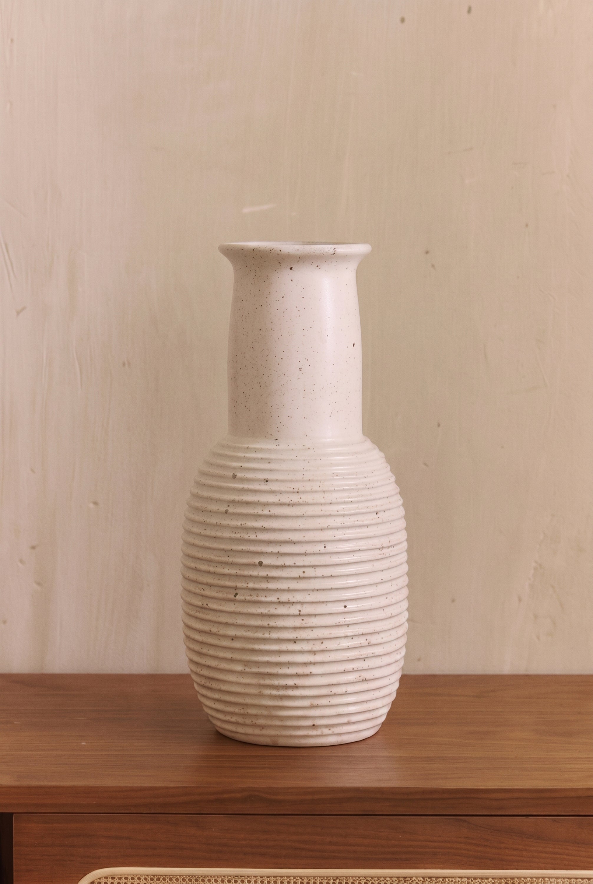 vase Alzira - céramique beige mouchetée côtelée - vue de face sur buffet